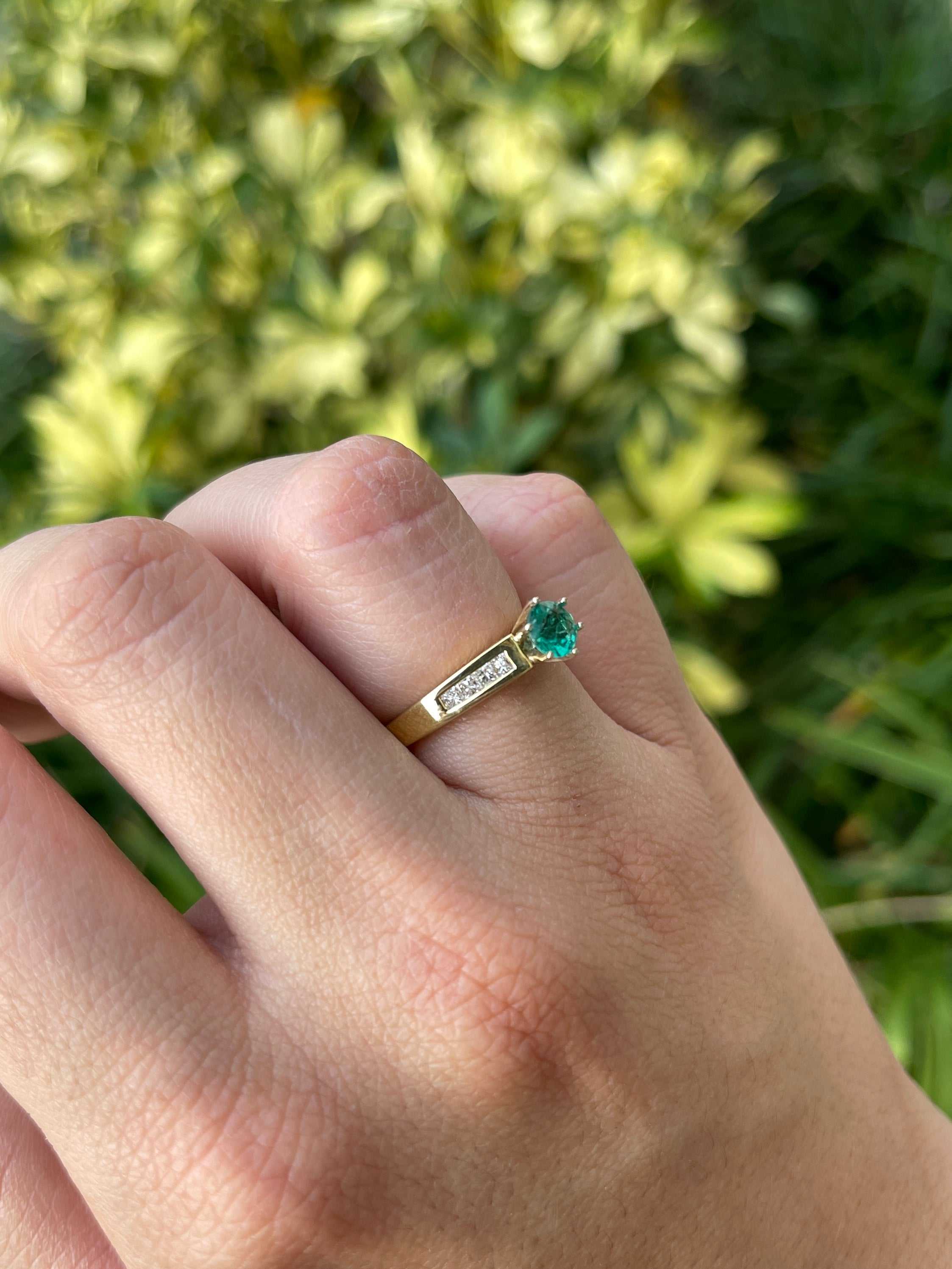 Celebrate Brilliance: 18K Gold Band Featuring Stacking 0.50tcw 5mm Round Colombian Emerald Bezel