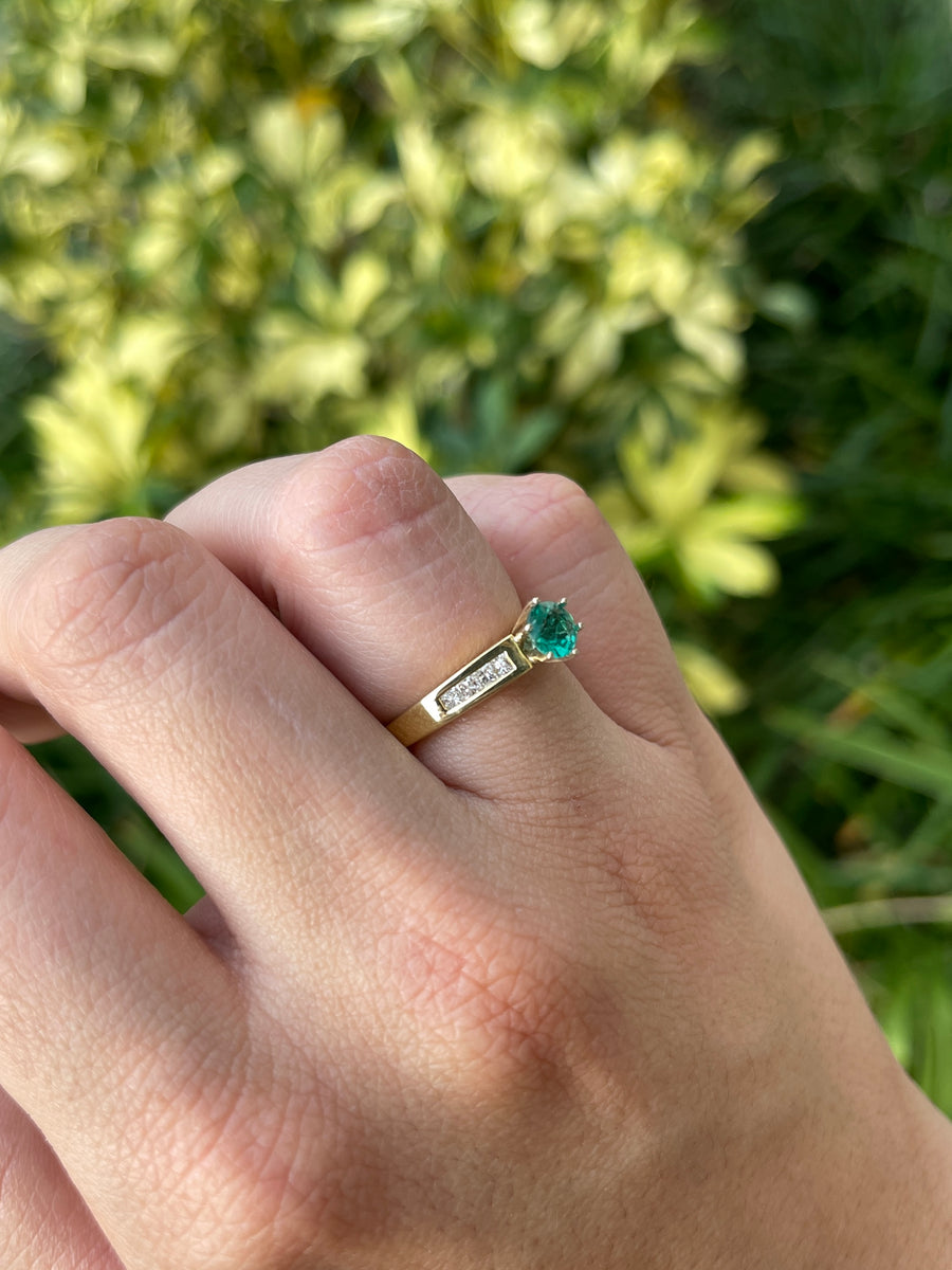 Celebrate Brilliance: 18K Gold Band Featuring Stacking 0.50tcw 5mm Round Colombian Emerald Bezel