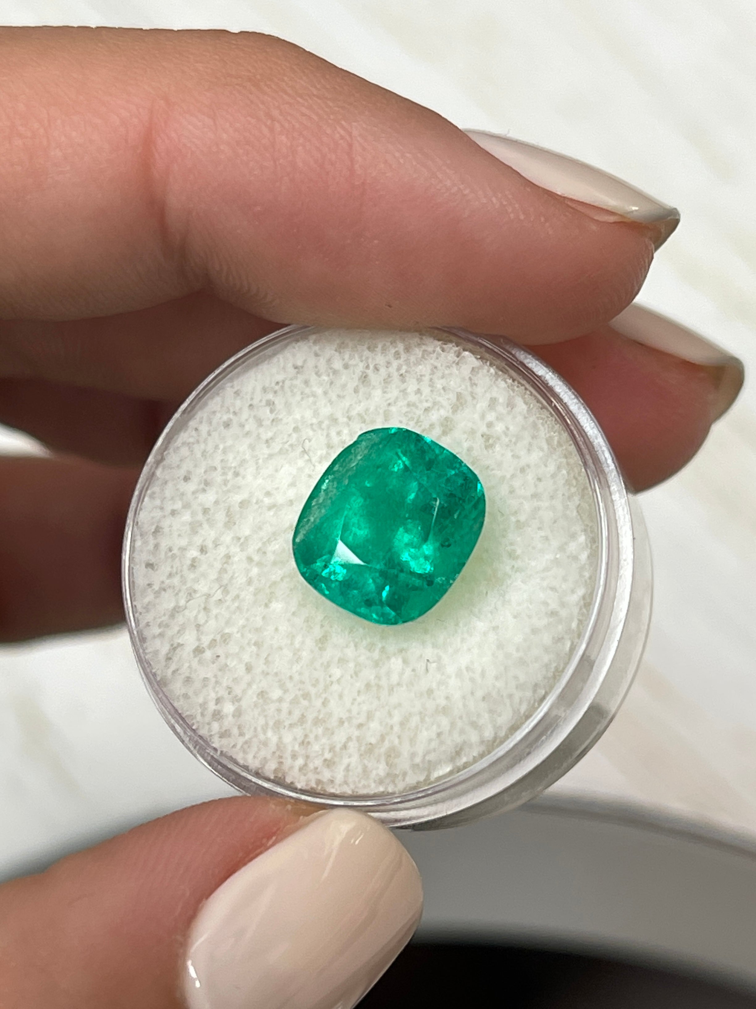 Exquisite Cushion-Cut Colombian Emerald - 4.46 Carats of Green Brilliance