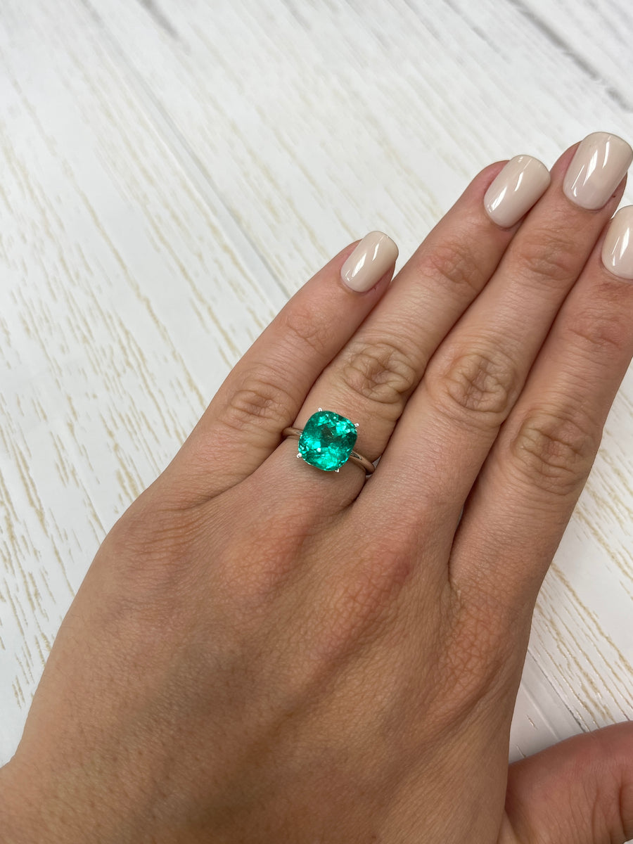 4.93 Carat Colombian Emerald - Natural Vivid Bluish Hue - Cushion Cut Gemstone with Slight Oil