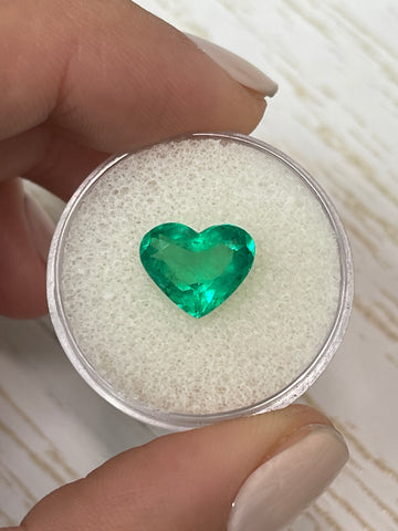 Stunning Heart-Shaped 2.99 Carat Colombian Emerald - Vibrant Green Gemstone