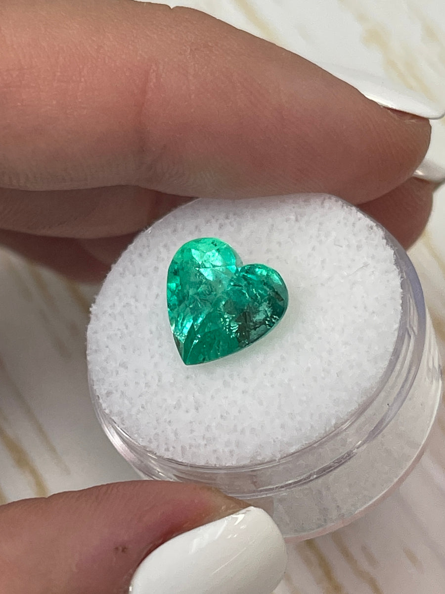 A Heart-Cut Colombian Emerald Gem - 4.18 Carats of Pastel Green Elegance
