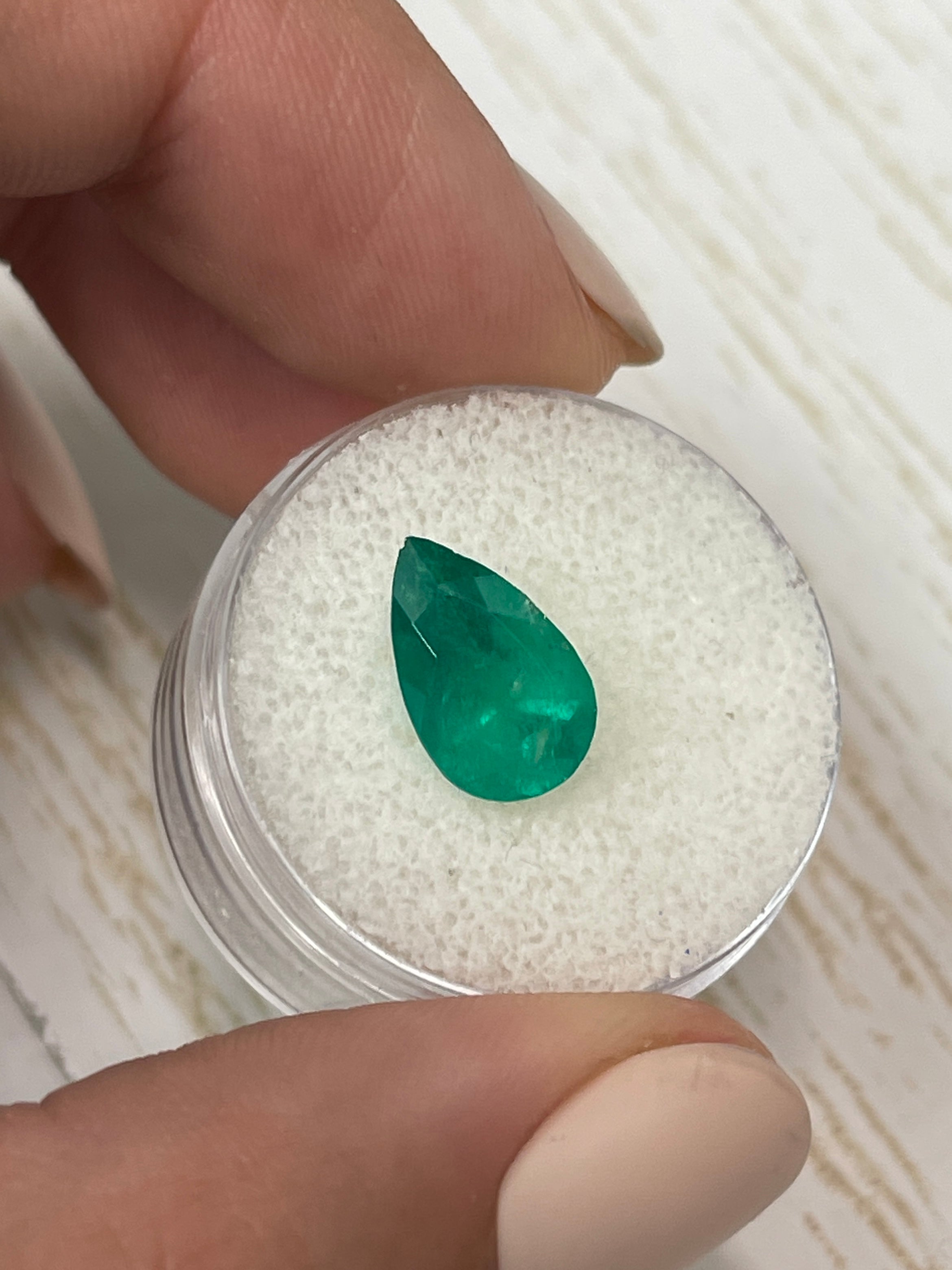 Lustrous 2.34 Carat Colombian Emerald Gemstone - Green Beauty