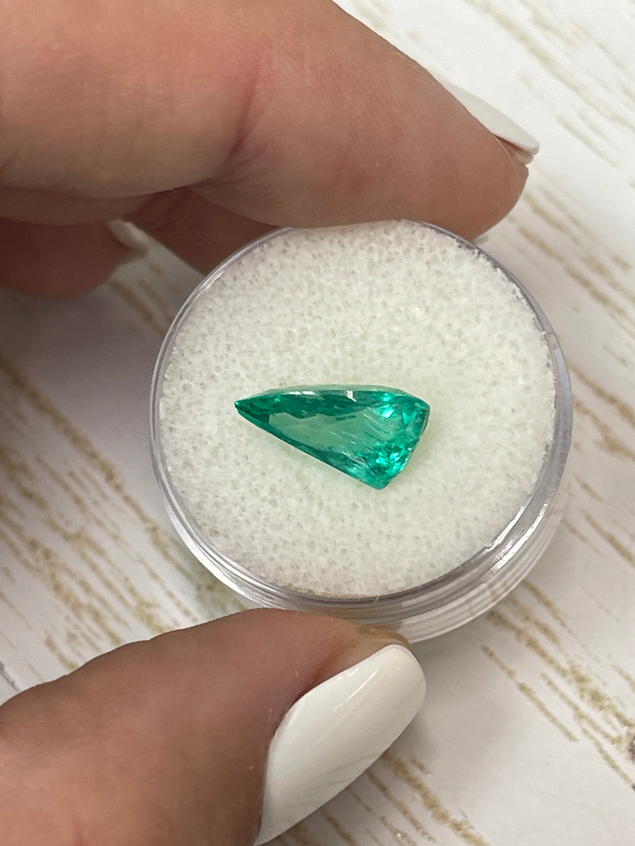 Exquisite 13x7 Pear-Shaped Emerald from Colombia - 3.10 Carats