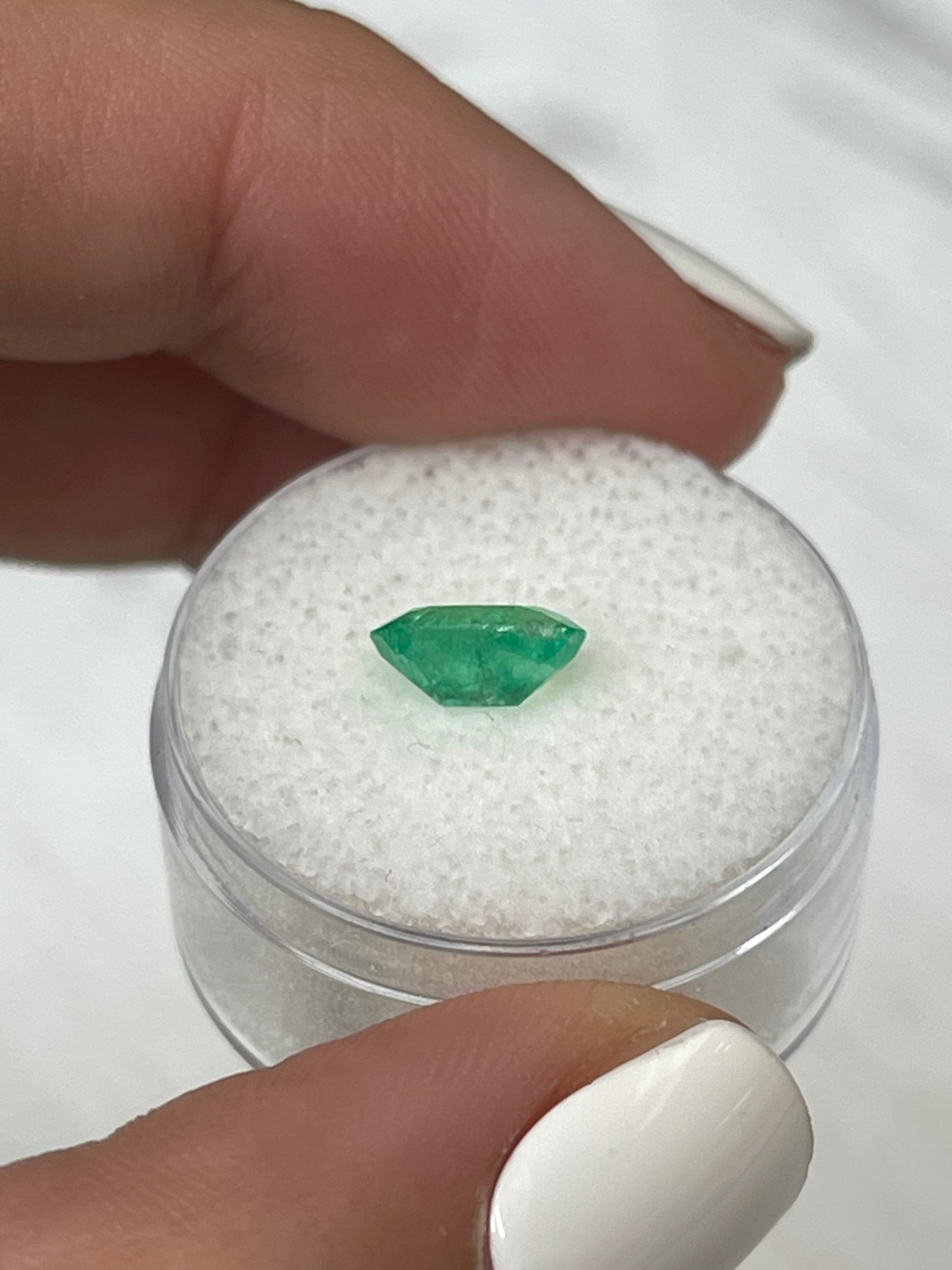 Elegant Oval-Cut 20-Carat Colombian Emerald - Rich Spring Green Color