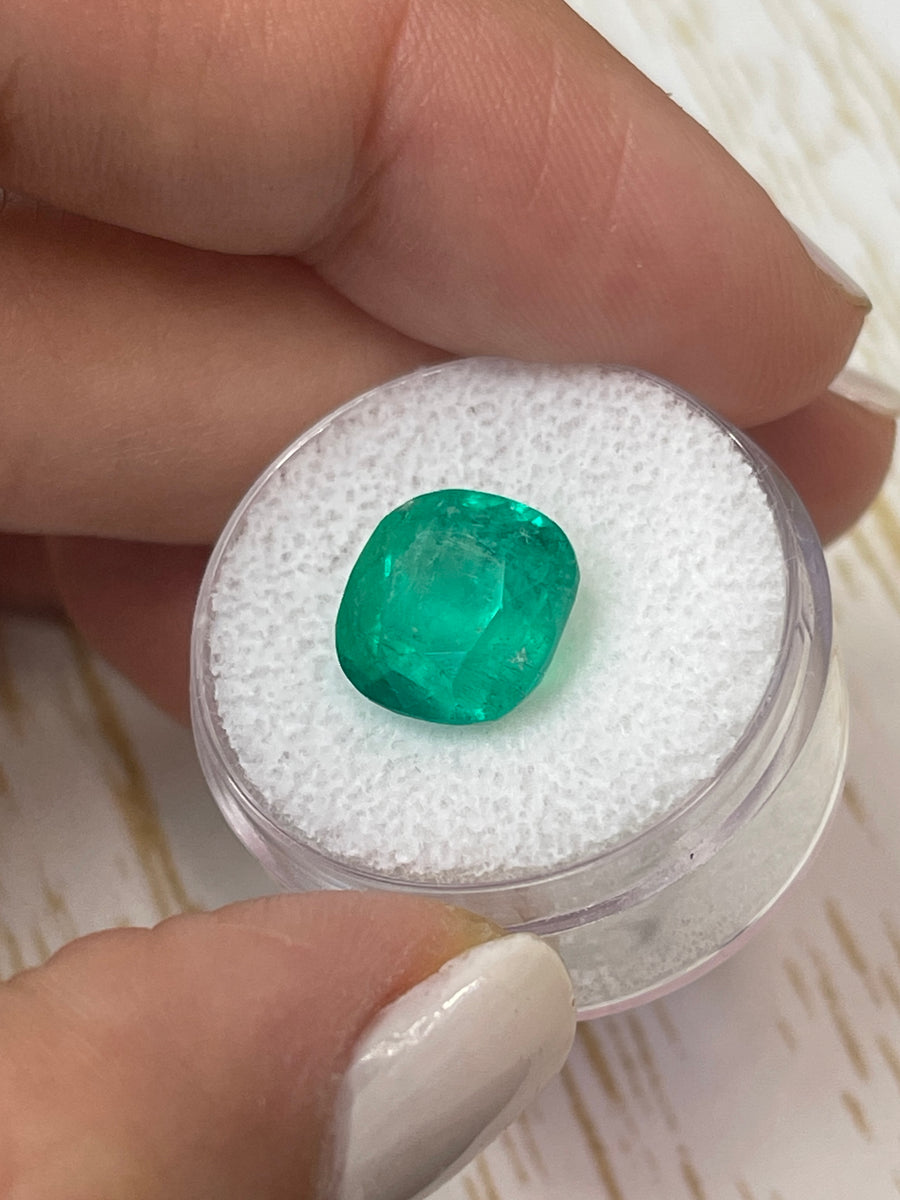 Green Colombian Emerald - 5.83 Carats of Timeless Elegance