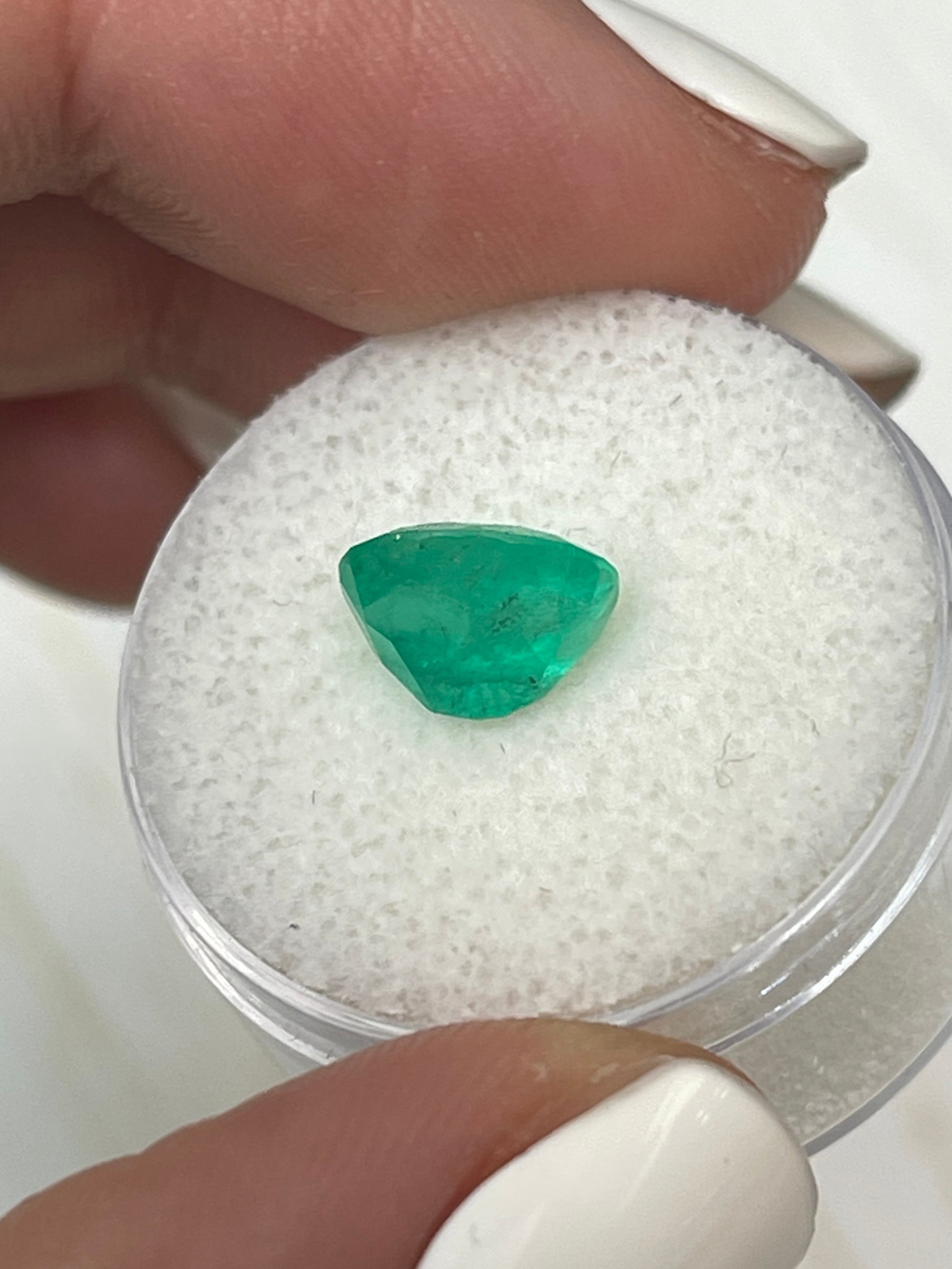 Stunning 2.22 Carat Green Colombian Emerald - Oval Shape