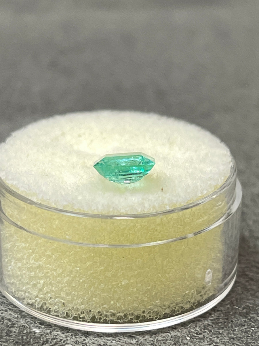 0.93 Carat Emerald from Colombia - Crystal Clear Natural Gem