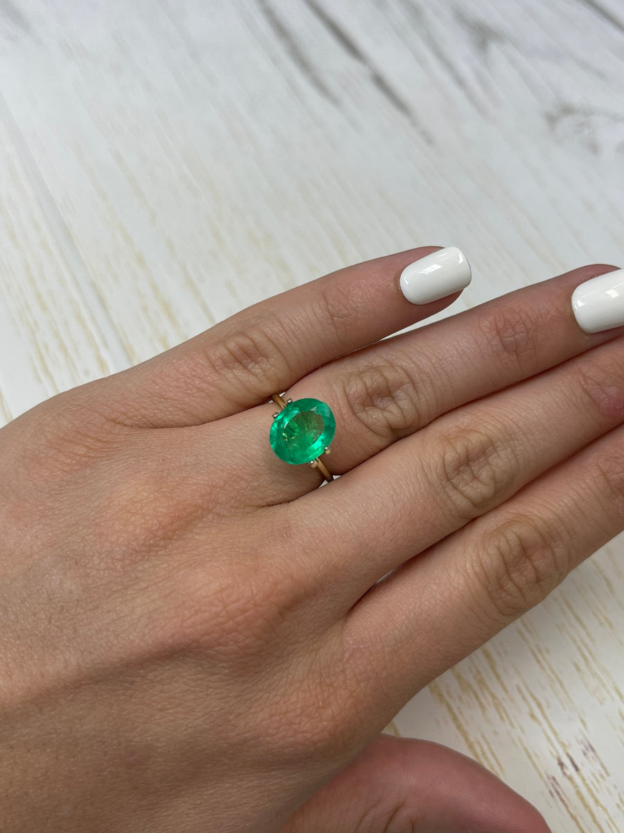 Captivating 3.70 Carat Colombian Emerald in Oval Cut - Electric Green