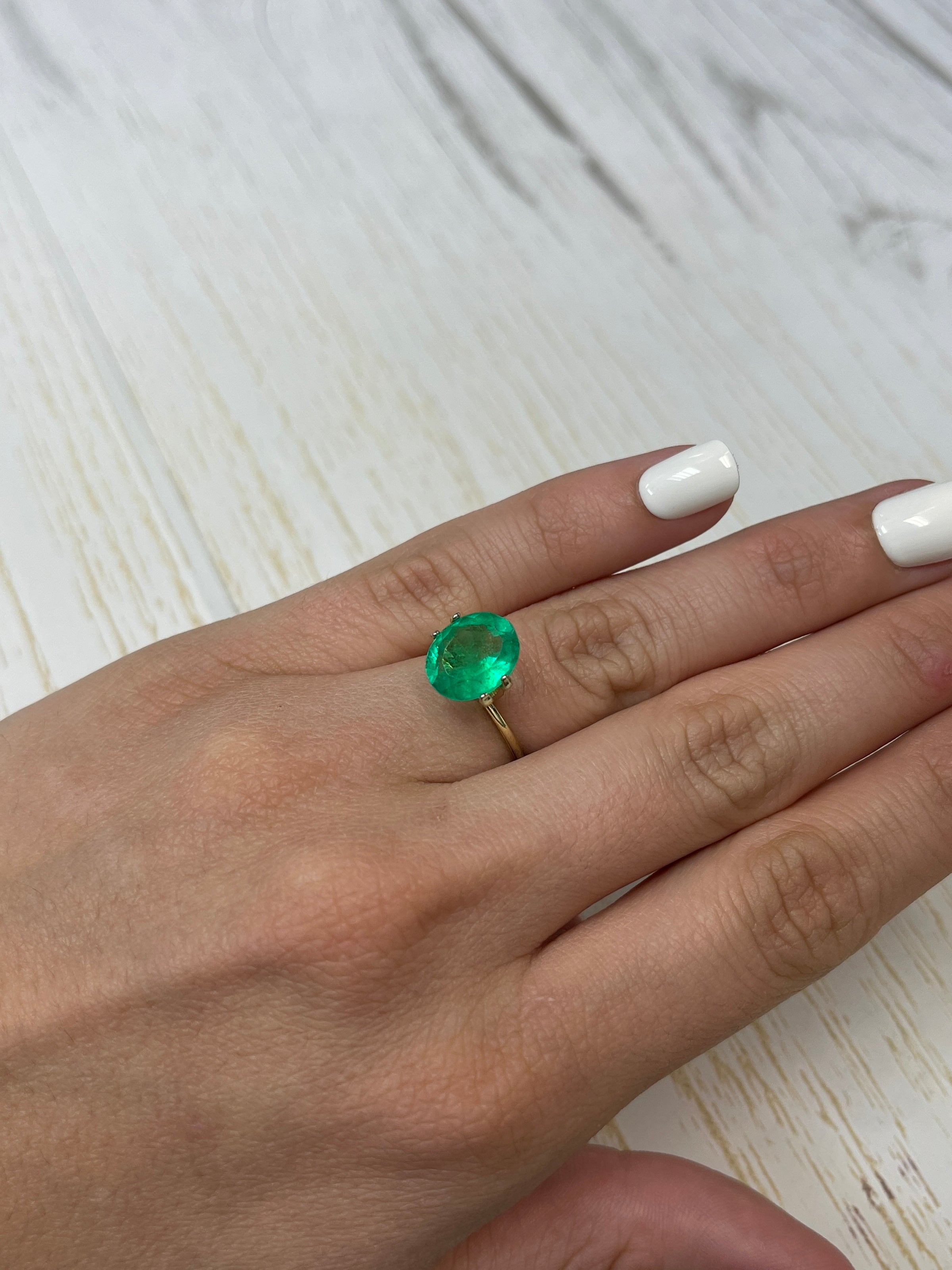 Emerald Gemstone: 3.70 Carat Oval-Cut Colombian Beauty in Green