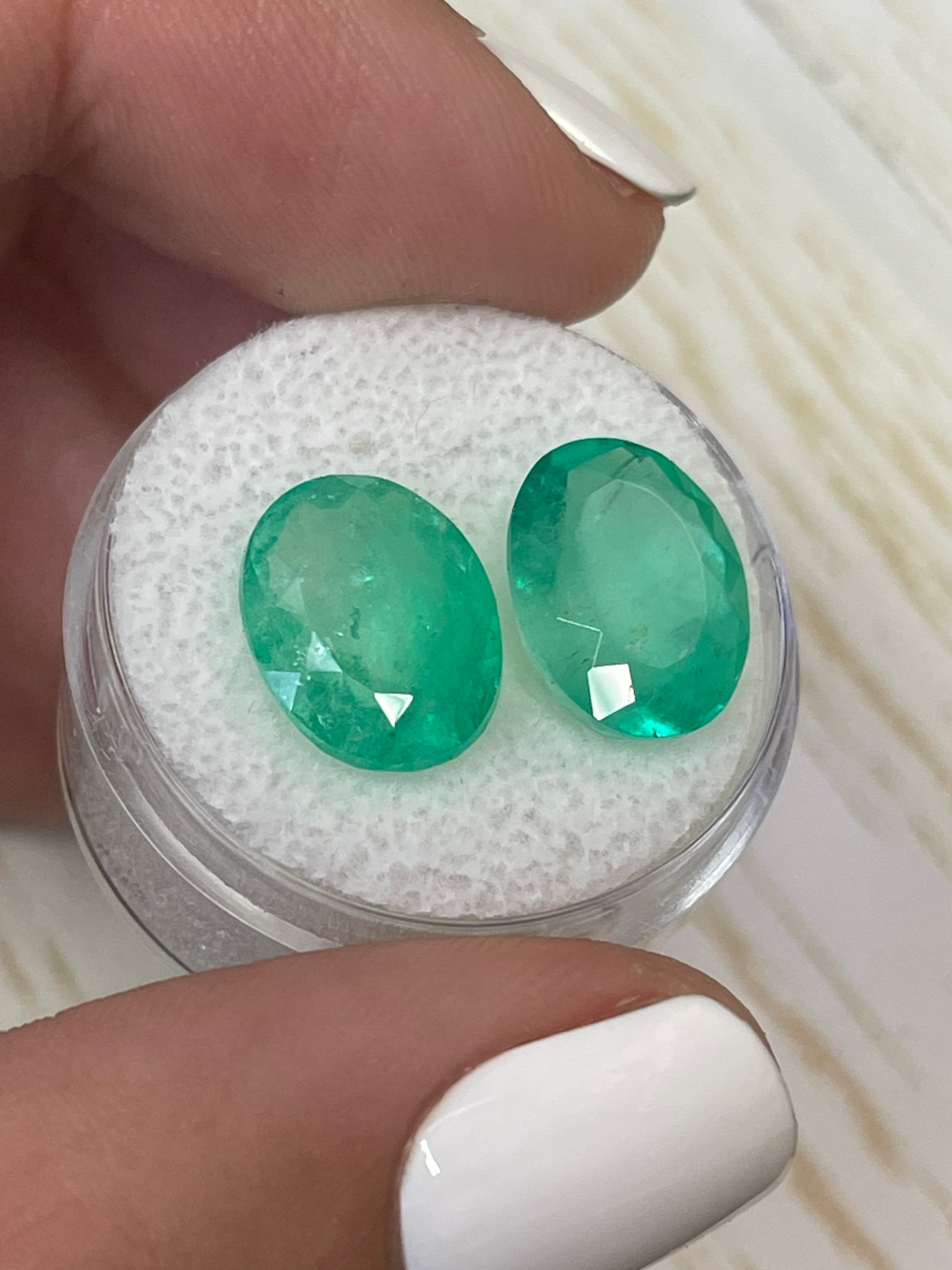 A Set of Two Oval Cut Colombian Emeralds - Total Weight: 9.81tcw