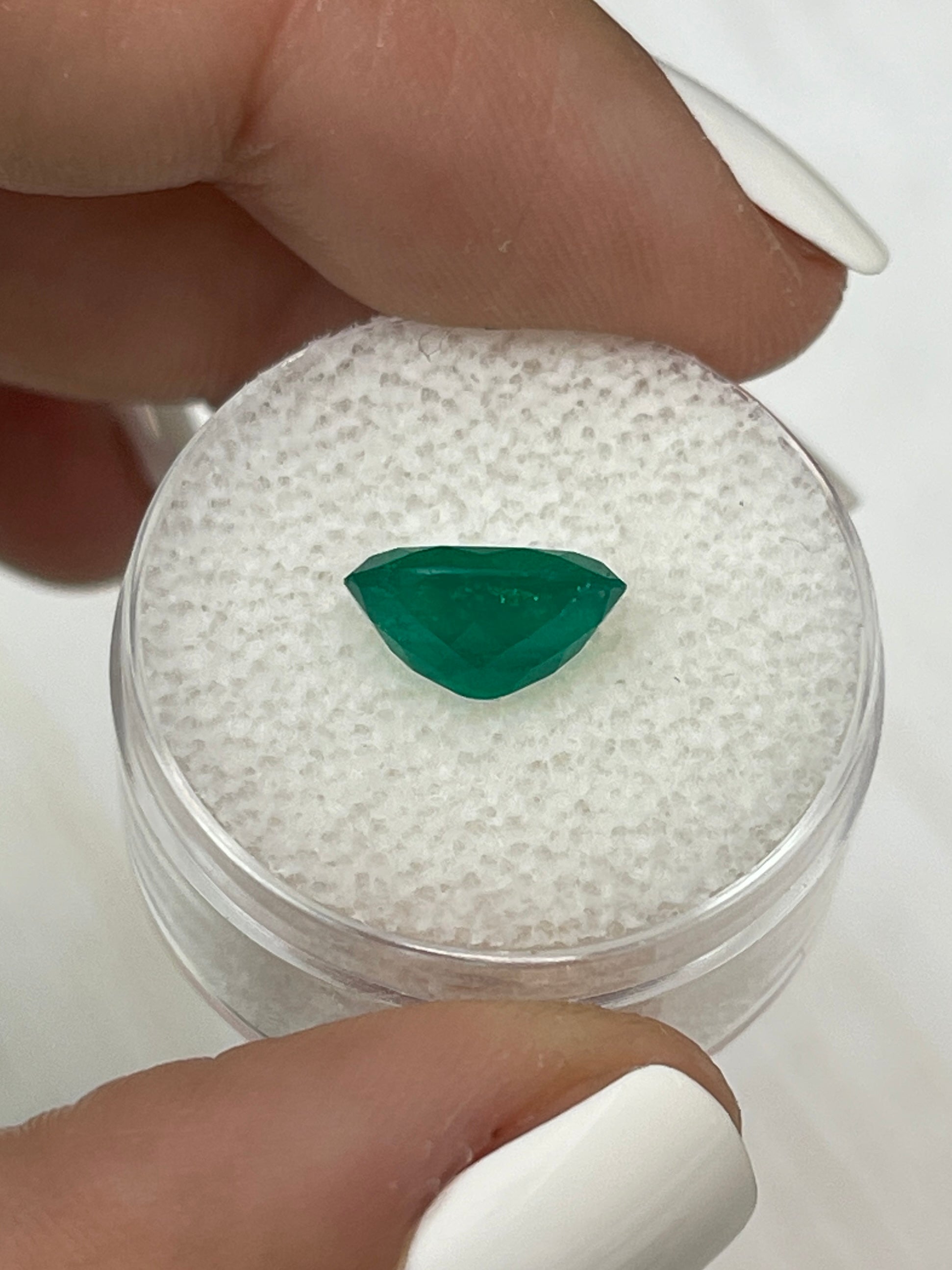 Oval-Cut Colombian Emerald - 2.46 Carat - Striking Natural Green Hue