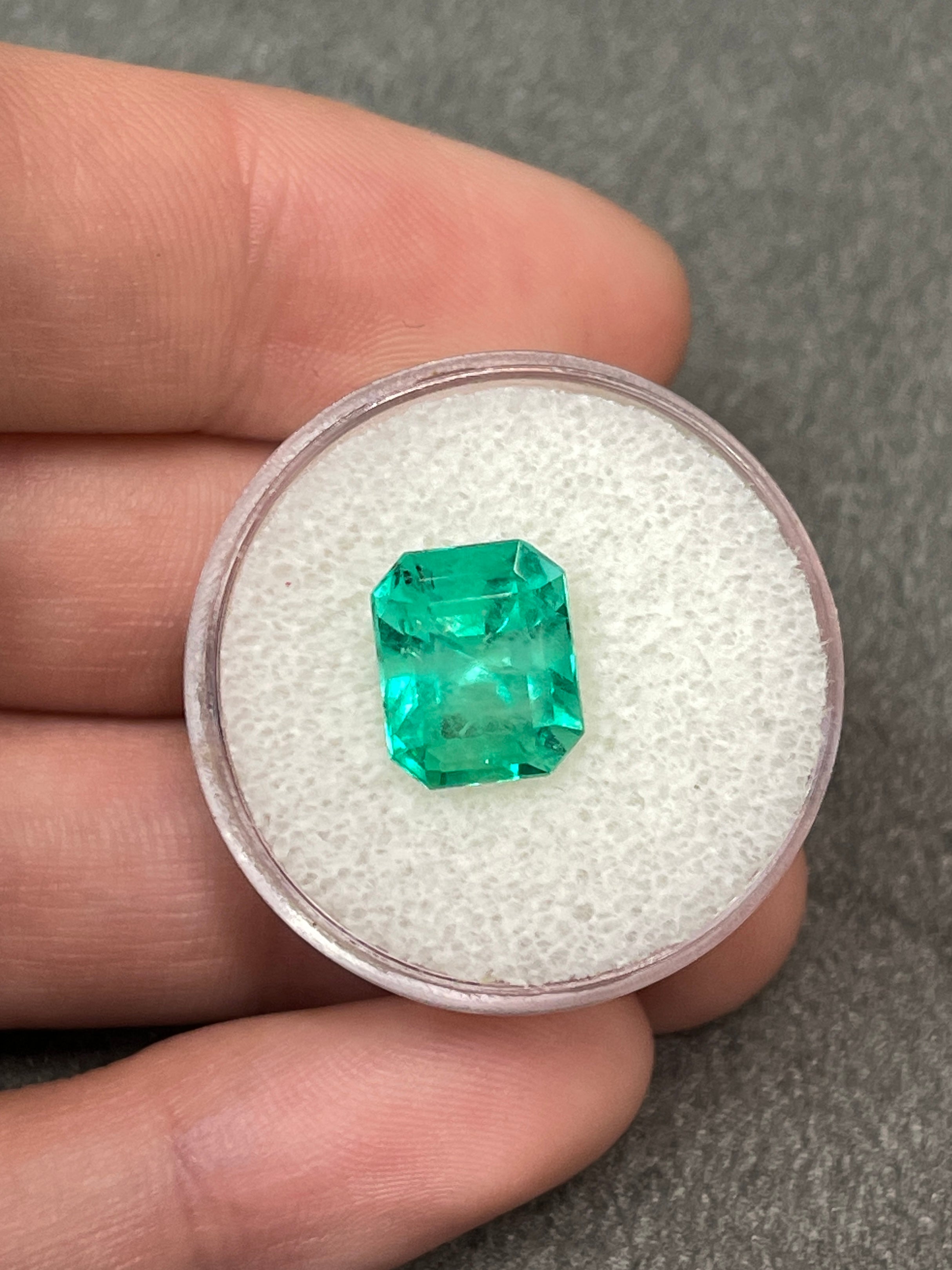 Stunning 4.13 Carat Colombian Emerald - Vibrant Green Classic Emerald Cut