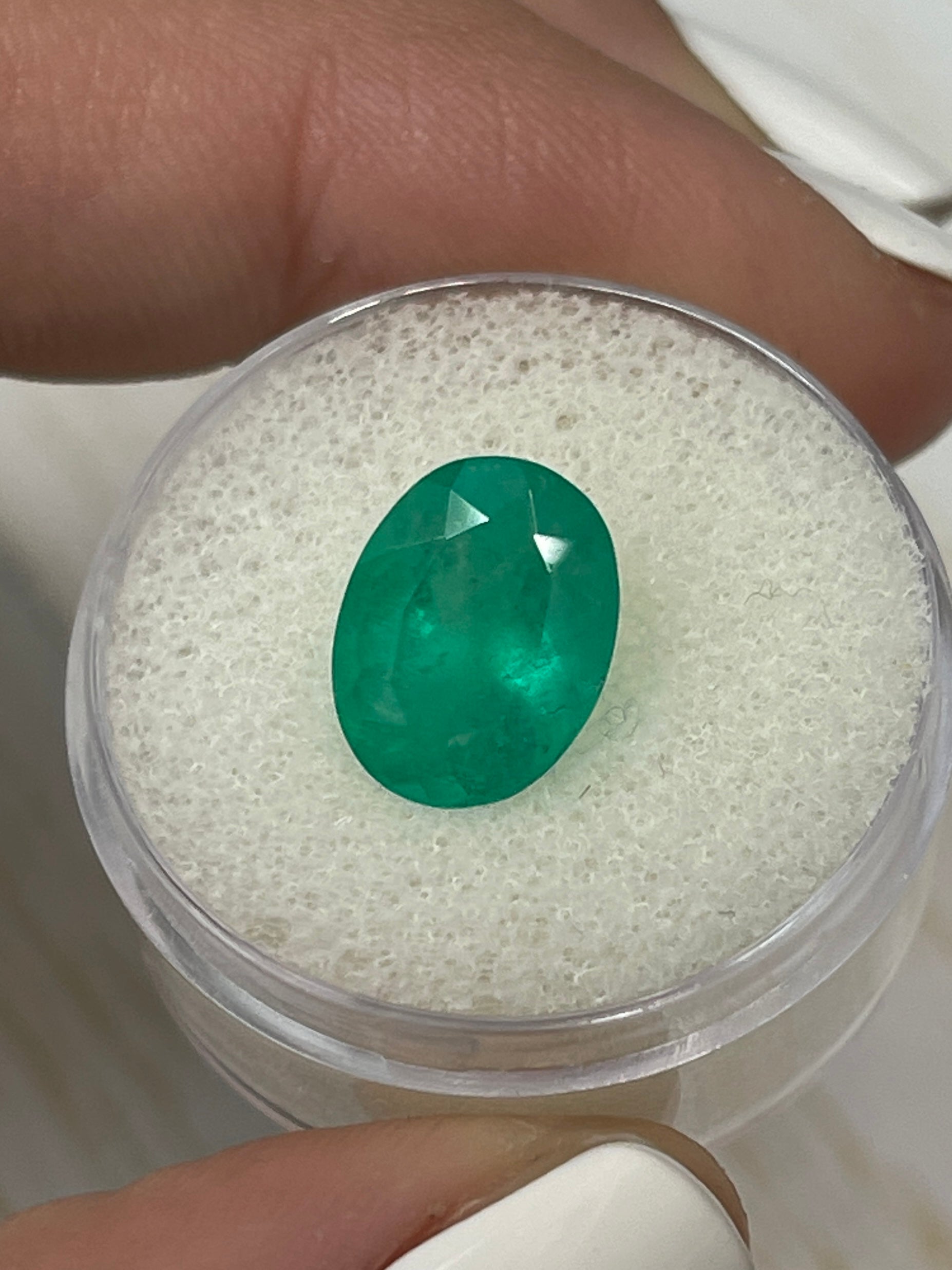 Stunning Loose Colombian Emerald - 3.86 Carat Oval-Cut Natural Emerald, Deep Green