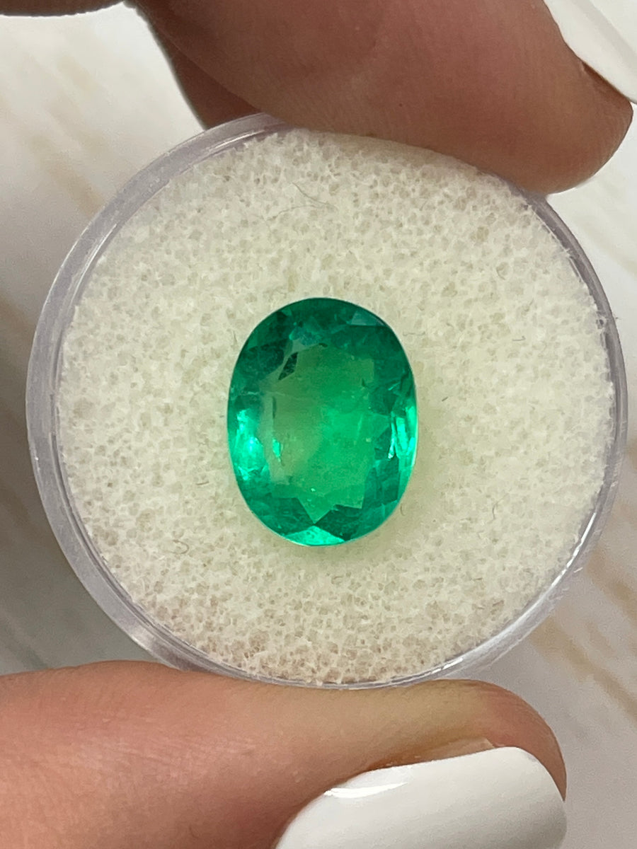Stunning 3.98 Carat Colombian Emerald - Oval Shaped, 12x9 Dimensions