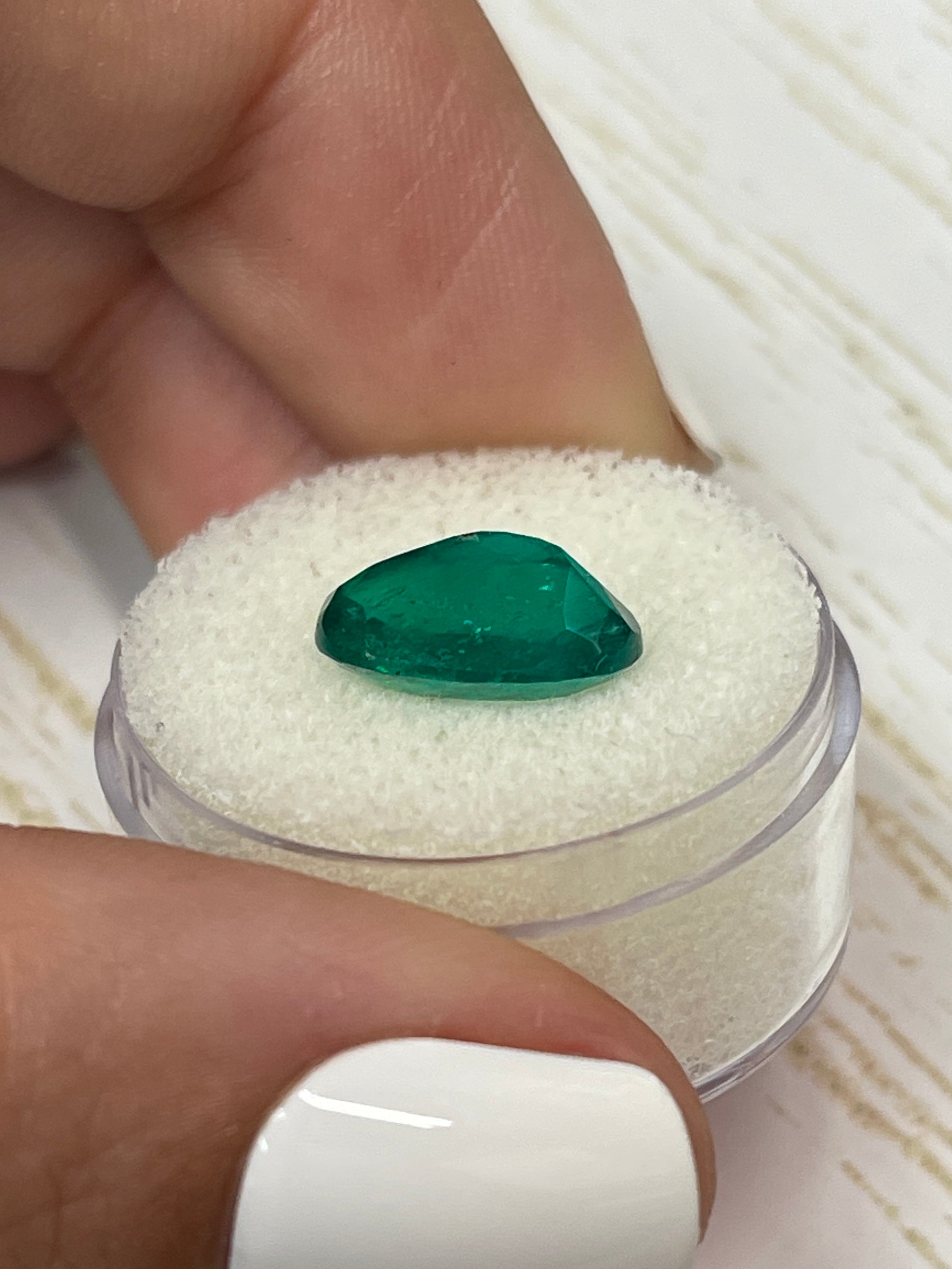 Loose Oval-Cut Colombian Emerald - 4.0 Carats, Intense Muzo Green Hue