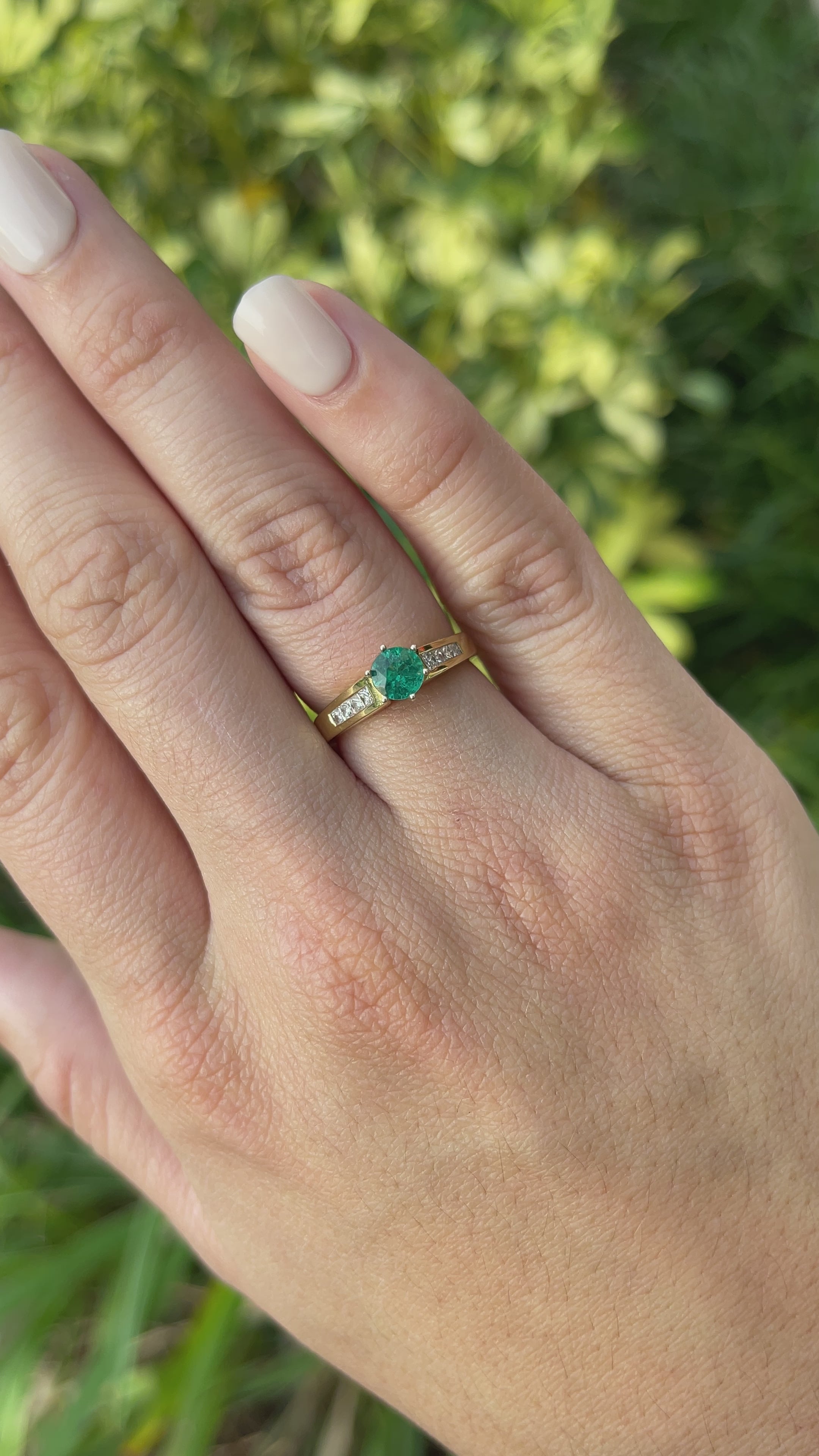 Radiant 18K Gold Band with Stacking 0.50tcw 5mm Round Colombian Emerald Bezel - Timeless Charm