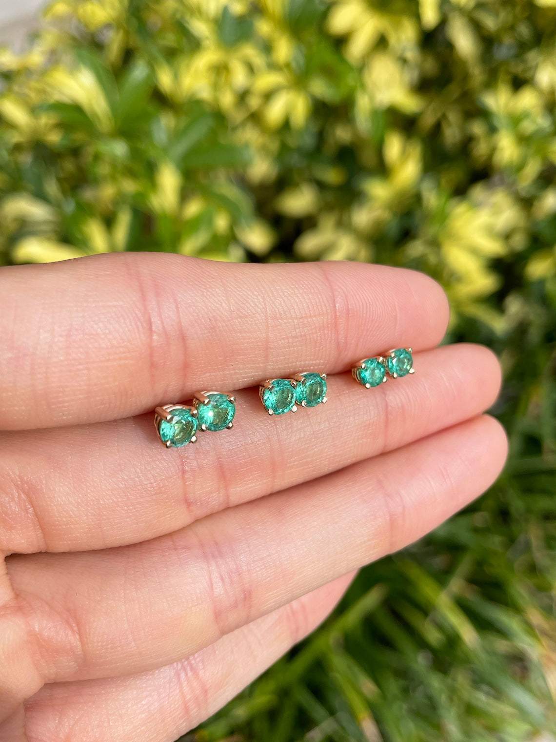 1,0 Karat zeitlose grüne Smaragde im Rundschliff, Krappen-Ohrringe, 14 Karat – JR Kolumbianische Smaragde