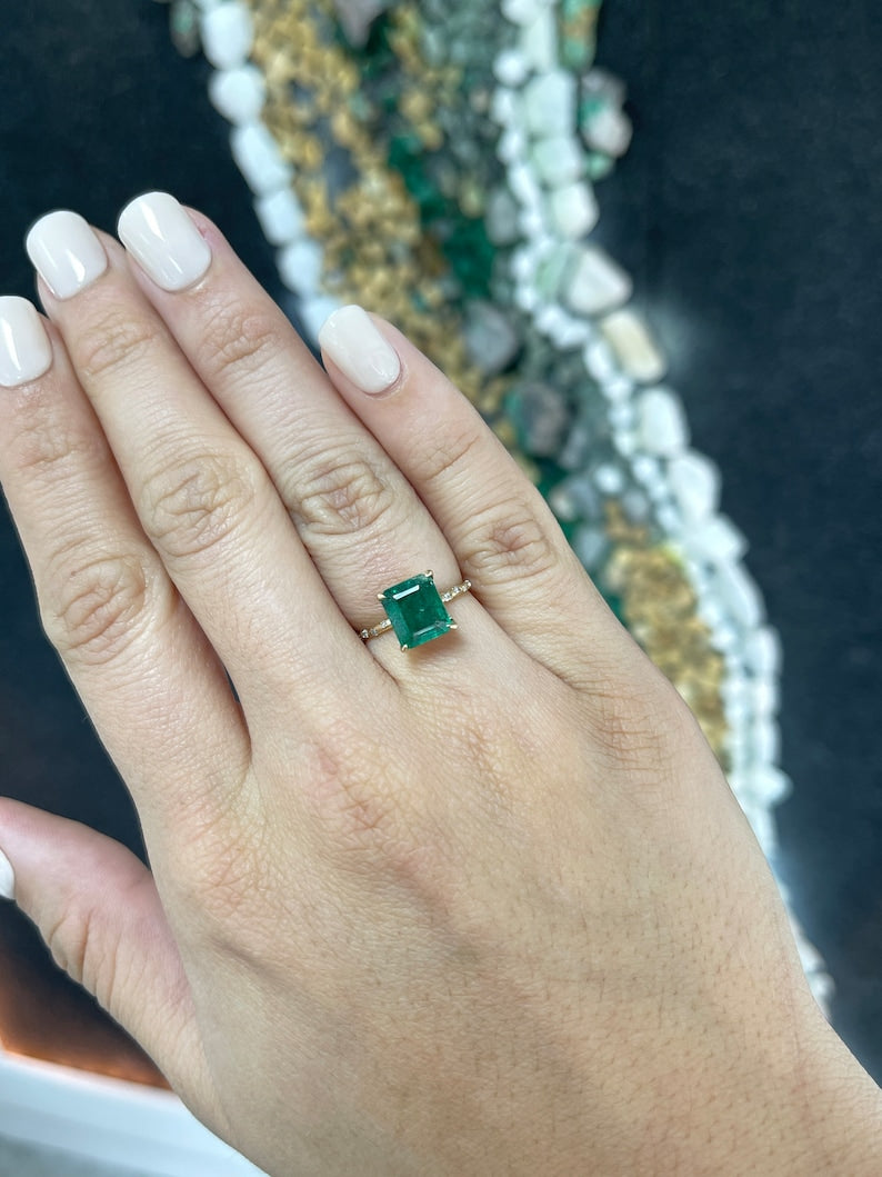 Dark emerald engagement ring with diamond accents in 14K gold, featuring 2.68 carats of Colombian Emeralds and sparkling details.