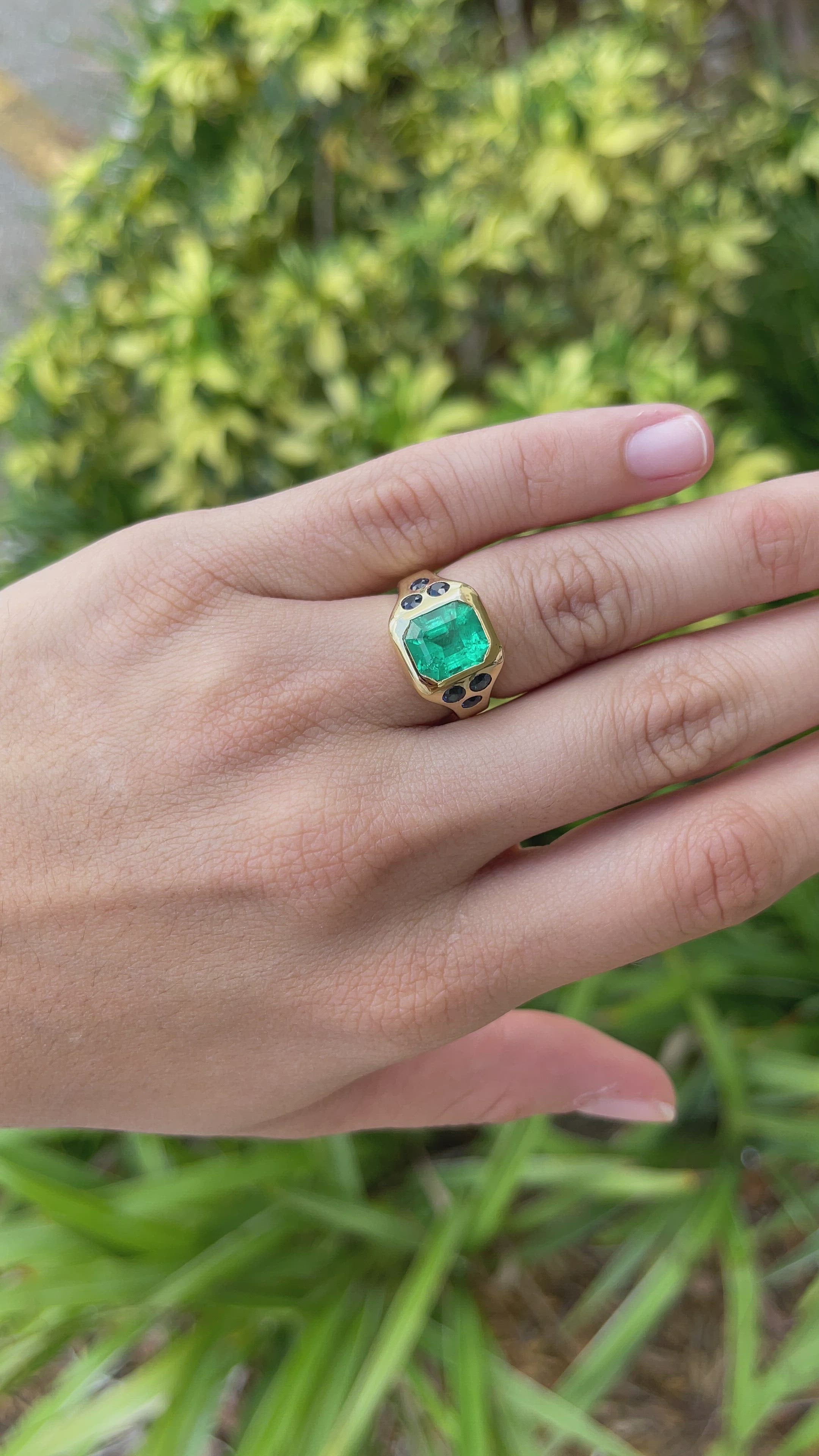 4.20tcw 18K Green Emerald & Blue Round Sapphire Gypsy Signet Gold Ring