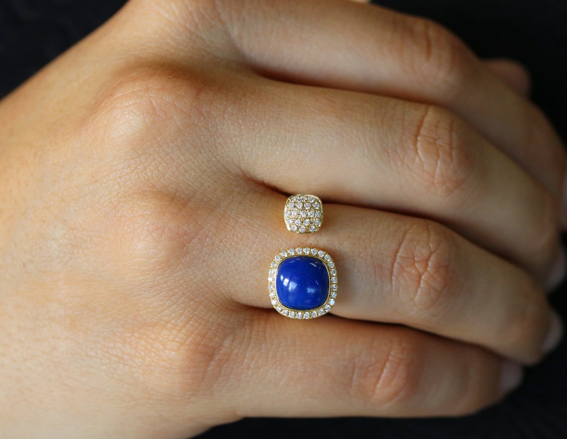 VINTAGE 14K YELLOW GOLD CARTIER HALLMARKED LAPIS CUFFLINKS. THE CUFFLINKS ARE CUSHION CUT IN STYLE. THE CUFFLINKS WERE MADE IN GERMANY