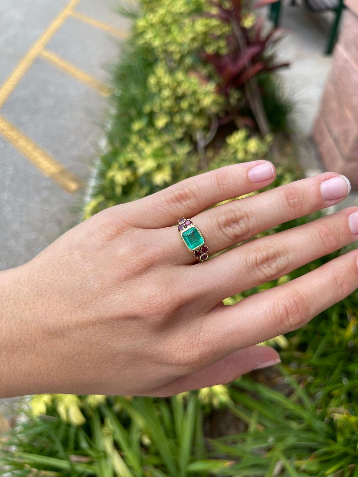 Vintage 2.82tcw Vivid Green Emerald Colombian Emerald & Round Red Ruby Gold Ring on hand 18K