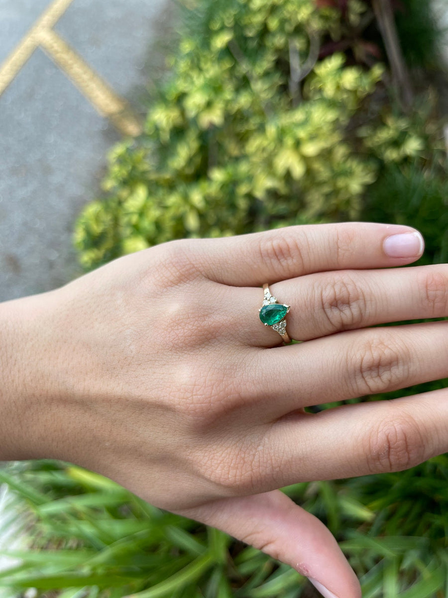 1.25tcw 14K Pear Emerald & Diamond Cluster 7 stone Ring
