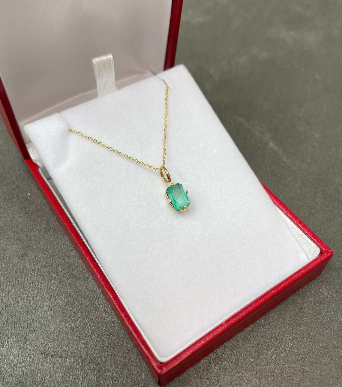 Elegant 2.0 Carat Colombian Emerald Pendant in Yellow Gold