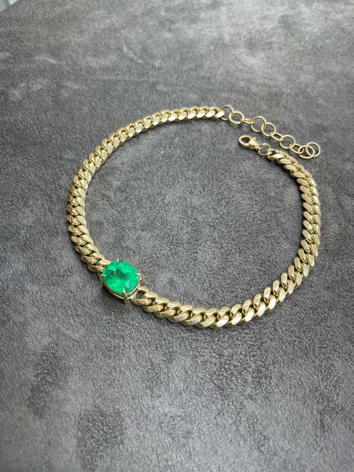 10.85ct Emerald Choker Necklace in Solid 18K Gold