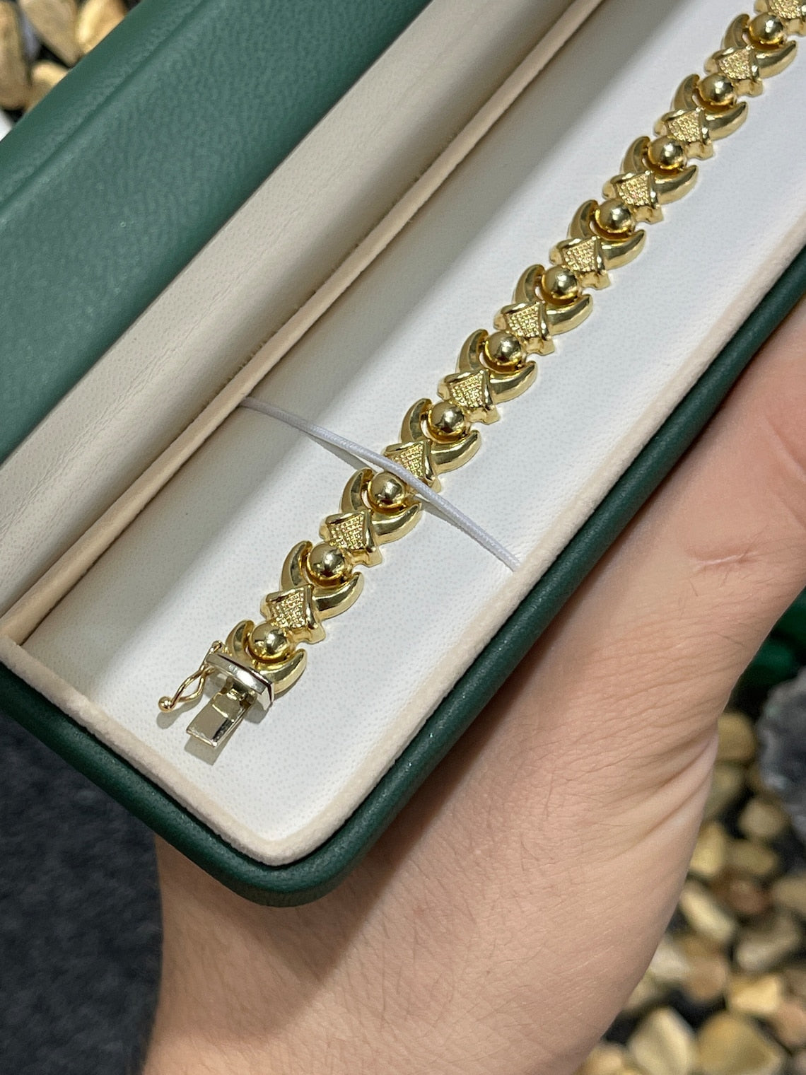 9.10 mm Woman's Vintage Floral Styled 14K Yellow Gold Bracelet - JR Colombian Emeralds