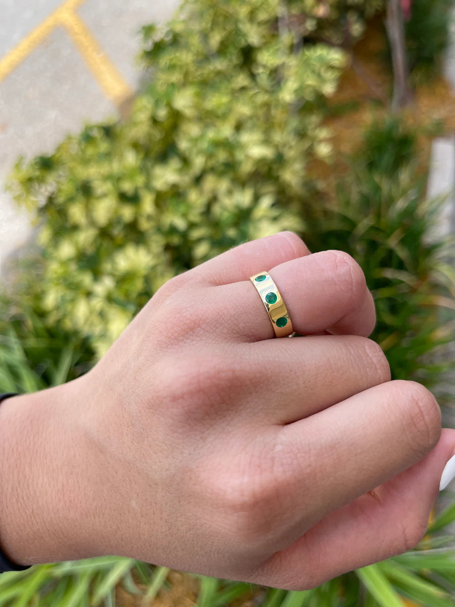Stacking 0.50tcw 5 mm Round Colombian Emerald Bezel Solid Gold anniversary Band 18K gold