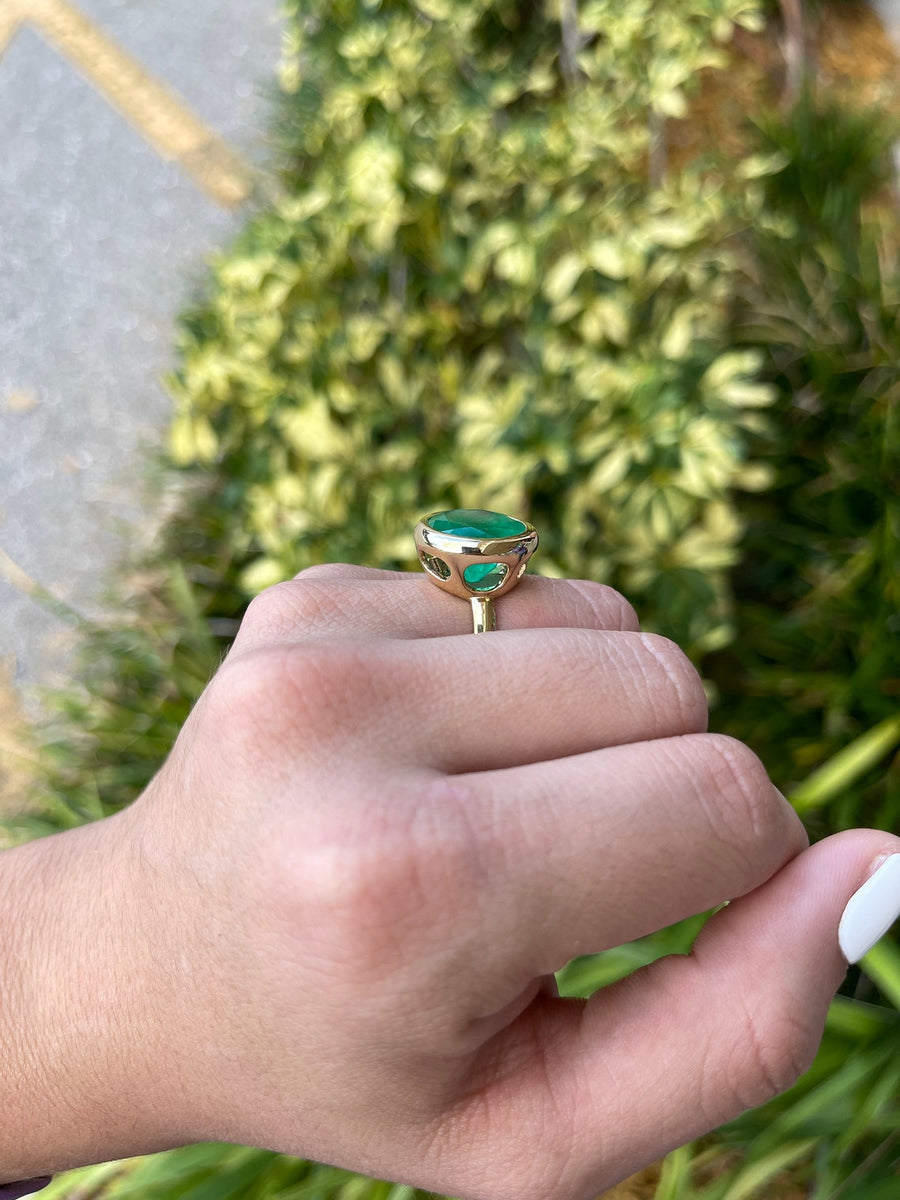 Colombian Emerald 11.33 ct Round Bezel Cocktail Statement Anniversary Ring 18K Yellow Gold on hand gift