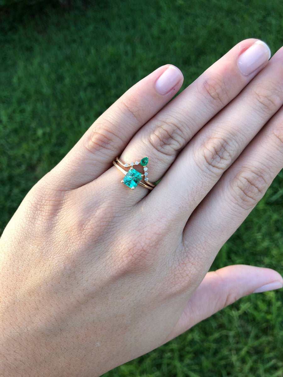 Aashi Gemstone Ring For Women | Emerald Glowing Ring | CaratLane