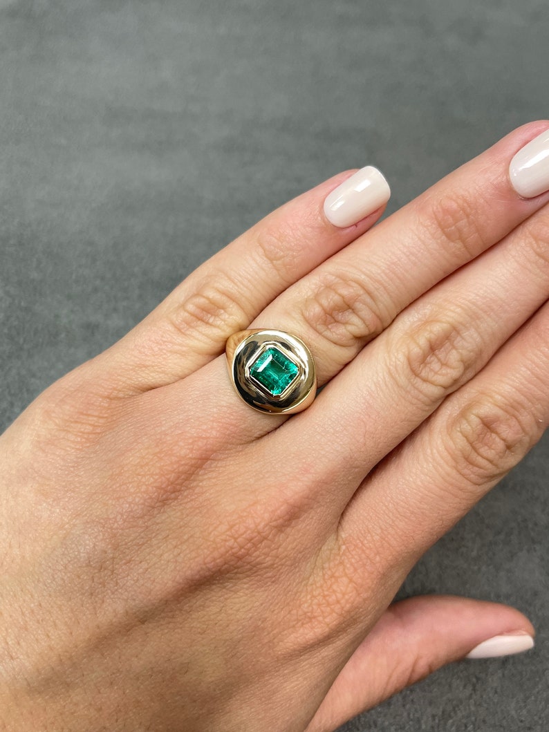 1.50cts 18K Colombian Emerald Bezel Solitaire Signet Ring