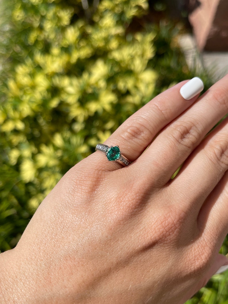 Eternal Radiance: 18K Gold Ring with 1.0tcw Natural Emerald Oval Cut & Diamond Accent - A Timeless Beauty