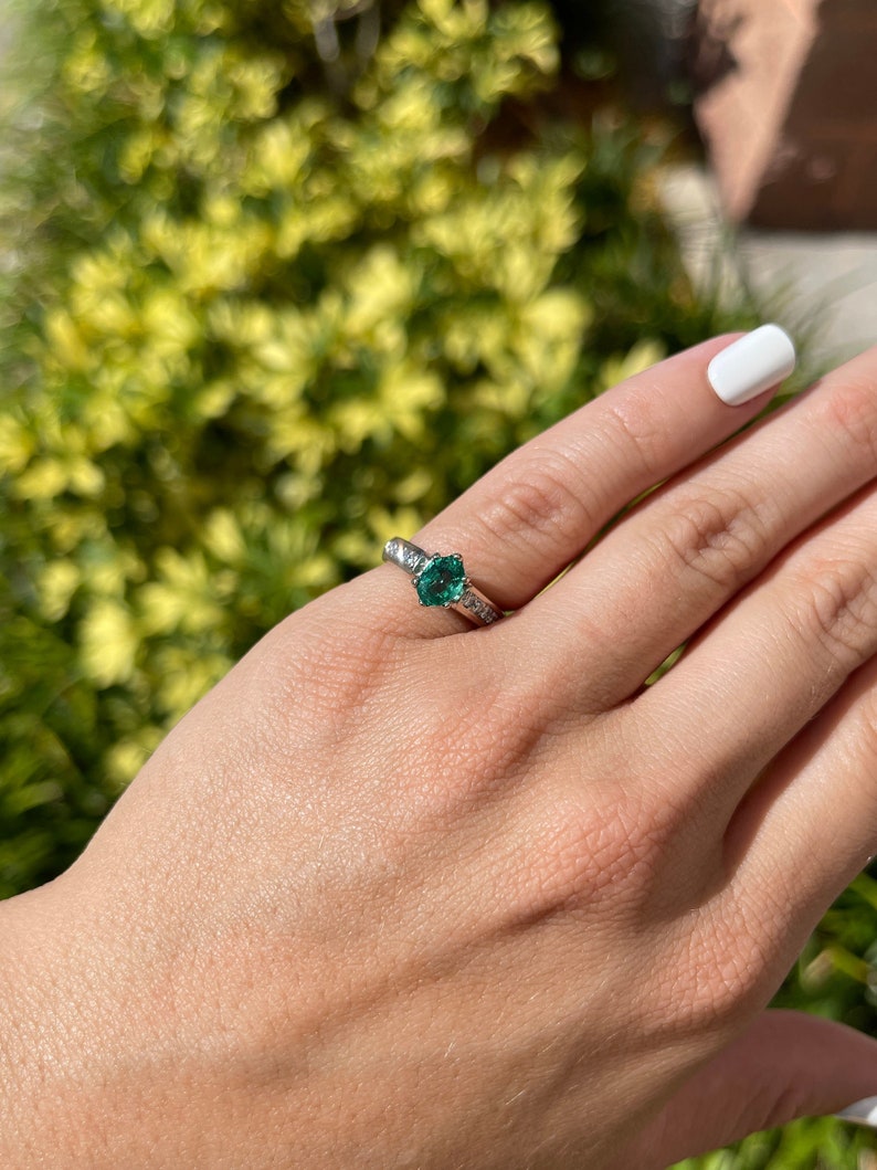 Radiant 18K Gold Ring with 1.0tcw Natural Emerald Oval Cut & Diamond Accent - Timeless Charm