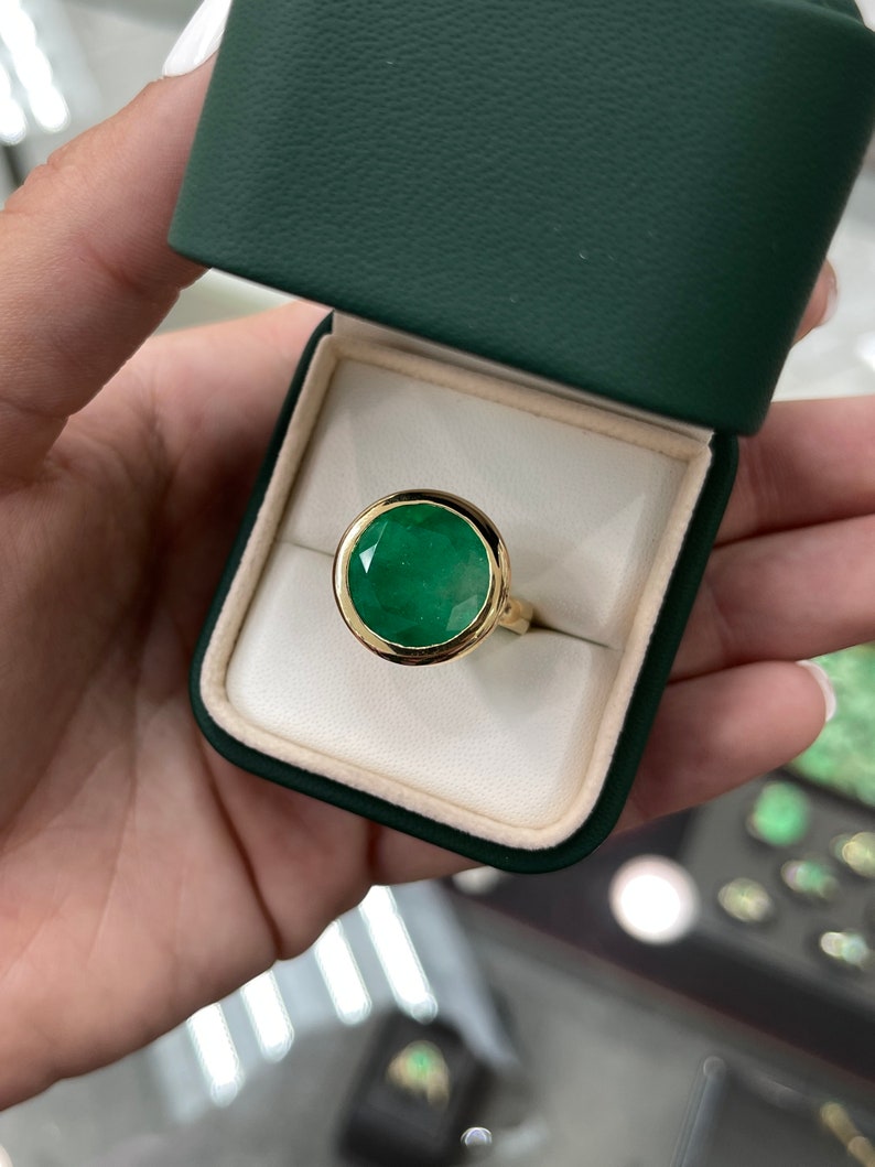 Big Colombian Emerald 11.33 ct Round Bezel Cocktail Statement Anniversary Ring 18K Yellow Gold gift