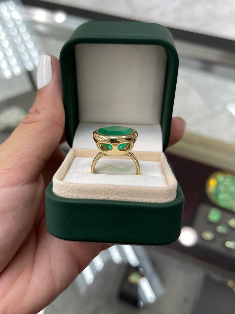11.33ct 18K Beyonce Inspired Emerald Round Bezel Statement Engagement Ring