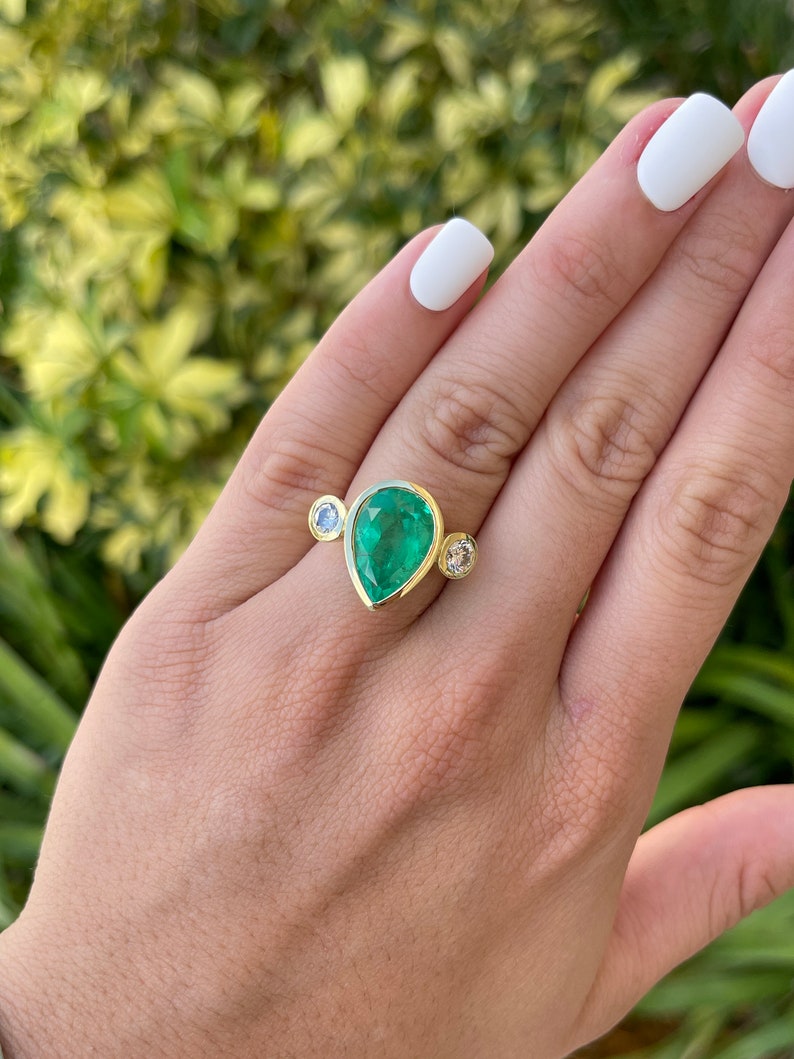 8.0tcw 18K Pear Teardrop Emerald & Round Diamond Three Stone Gold Ring