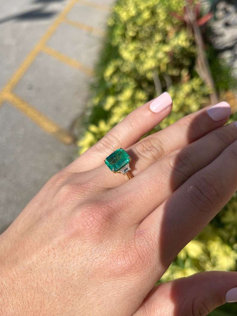 Three Stone Colombian Emerald Trapezoid Diamond Ring in 18K Gold