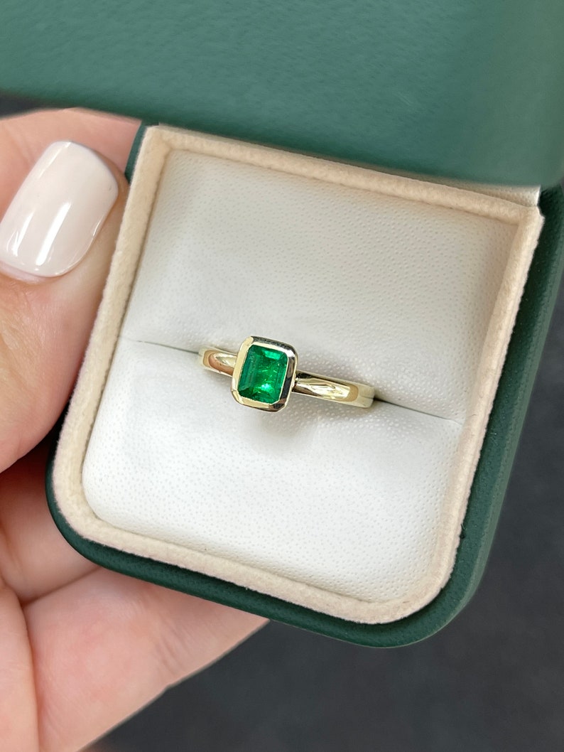 0.60cts 14K Gold Bezel Set Colombian Emerald Solitaire Ring