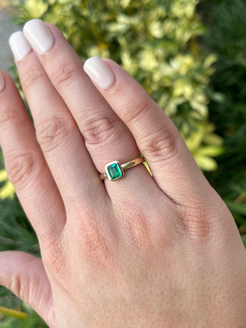 0.60cts 14K Gold Bezel Set Colombian Emerald Solitaire Ring