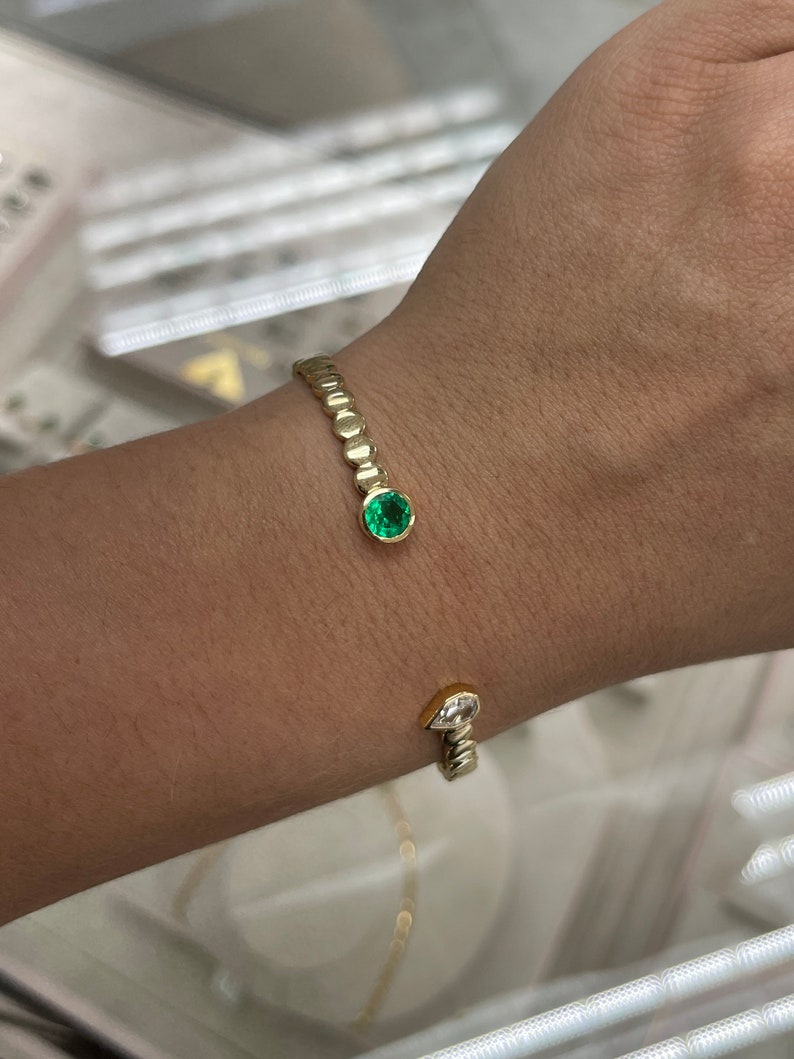 1.22tcw 18K Gold Vivid Green Emerald Round Custom Cut Kite Diamond Cuff Bangle Bracelets - JR Colombian Emeralds