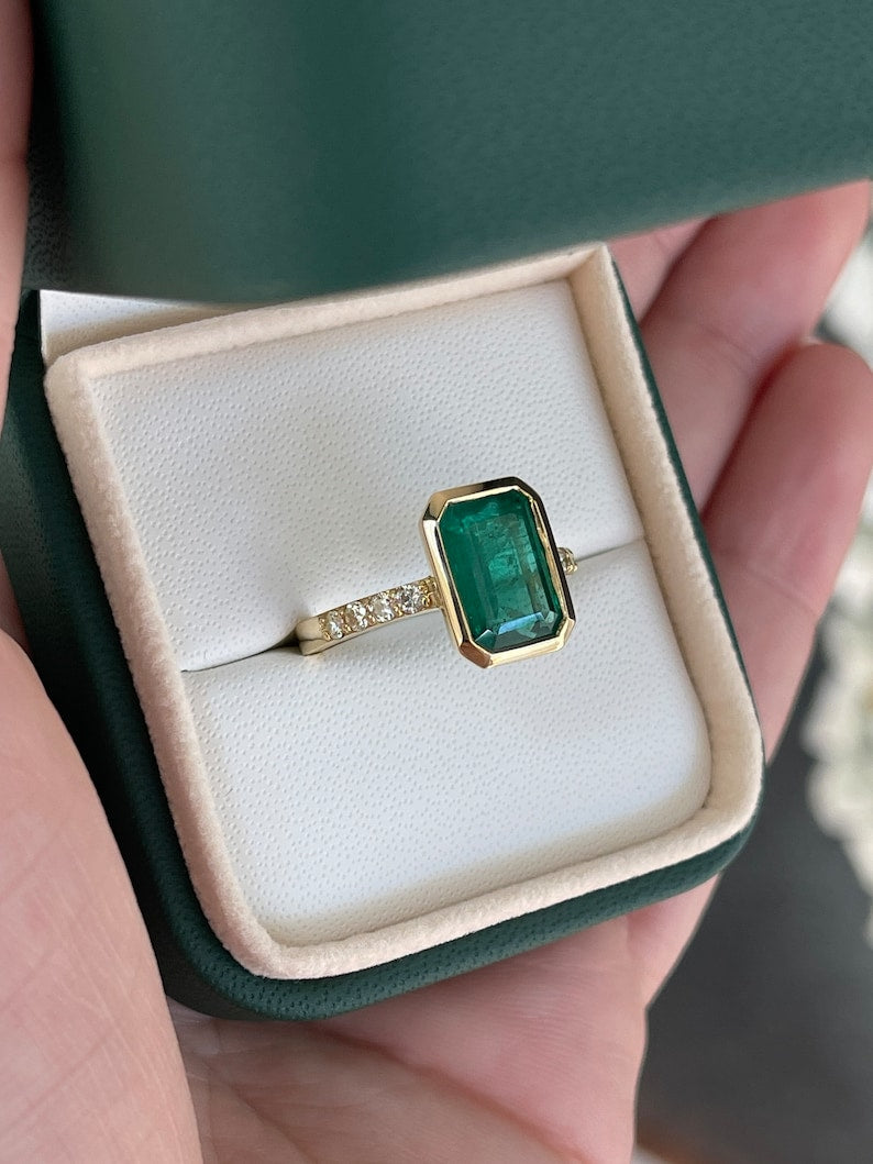 3.90tcw 18K Fine Quality Emerald & Diamond Accent Ring