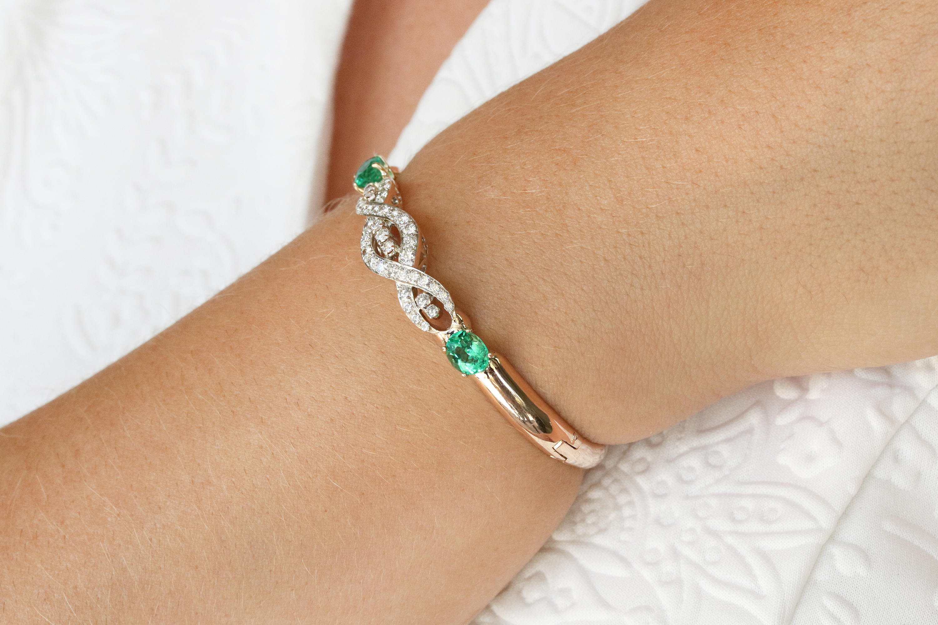 2.85tcw Round Diamond & Natural Oval Emerald Bangle Bracelet 14K