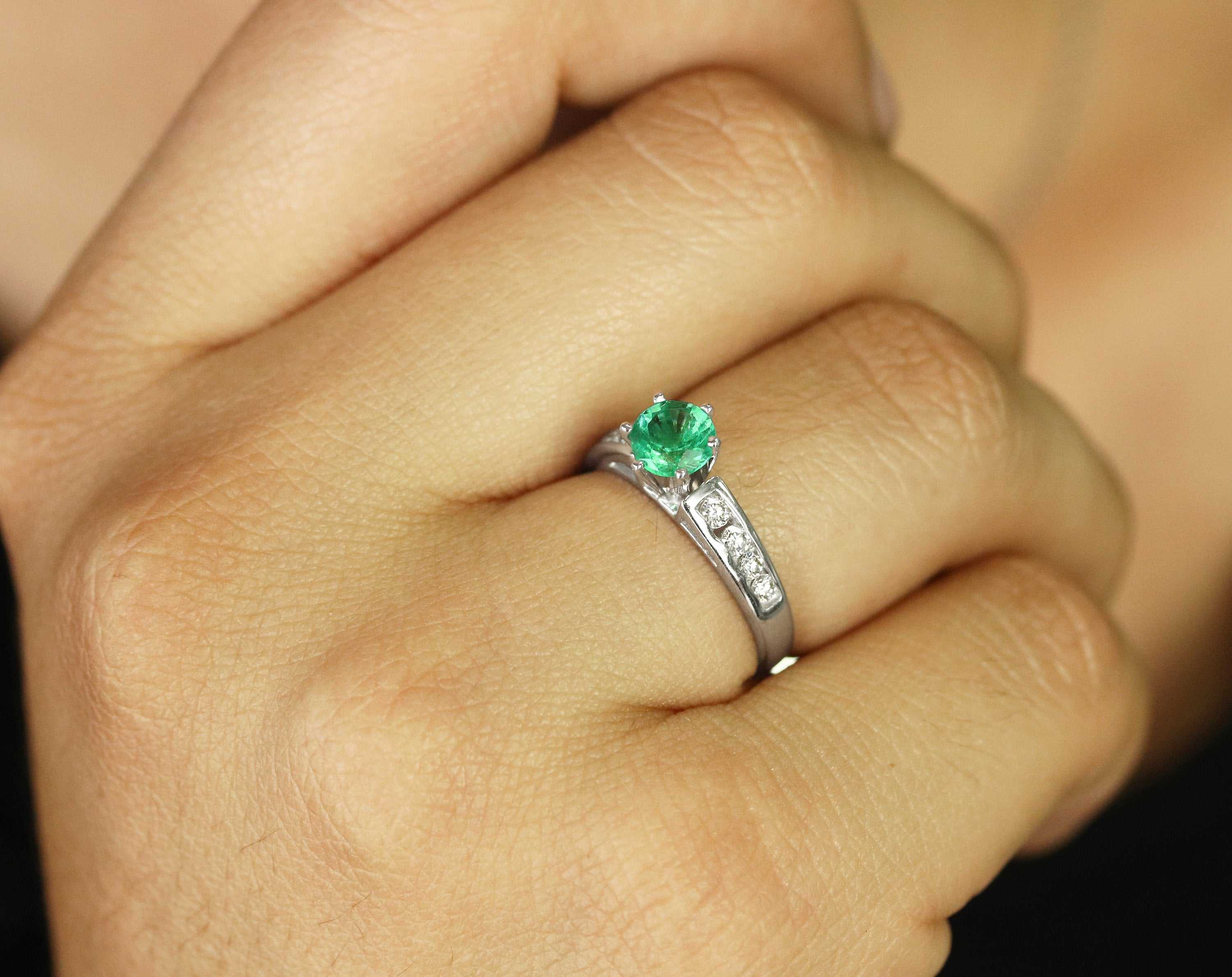 Chic and Sophisticated: 1.0tcw Round Brazilian Emerald & Diamond Shank Engagement Ring