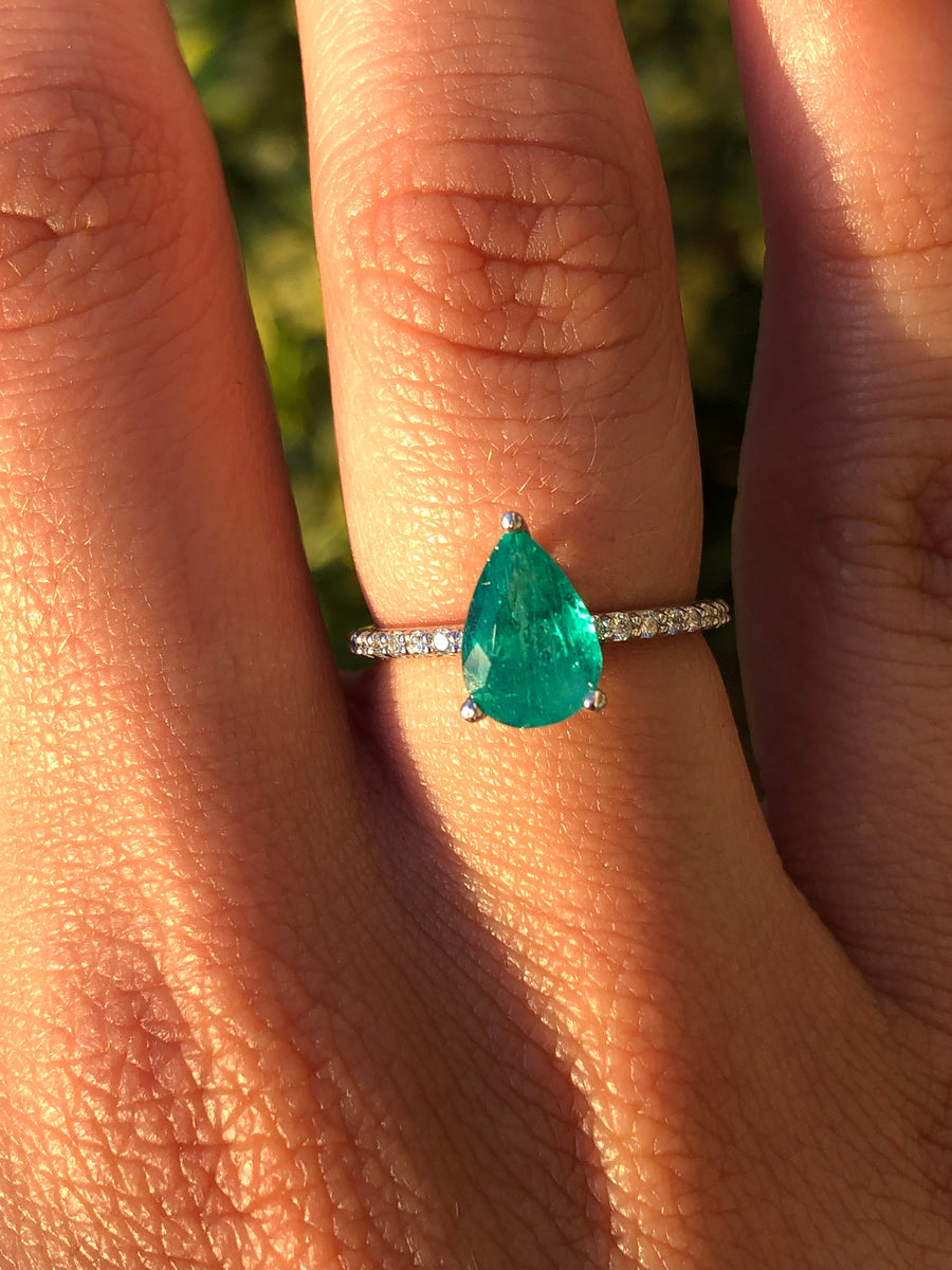 Radiant 14K Gold Ring with 1.50tcw Pear Cut Natural Emerald & Diamond Accent - Timeless Elegance