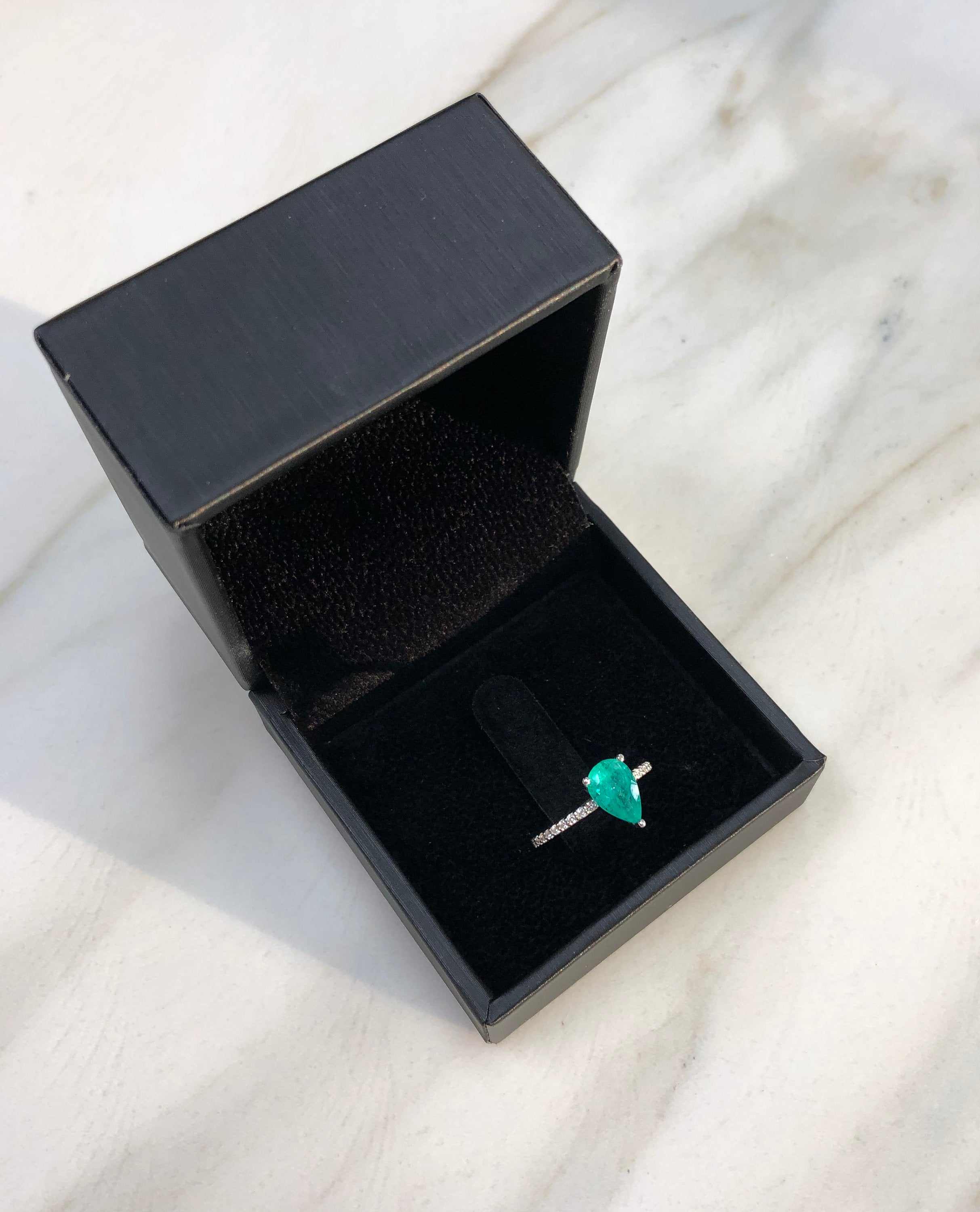 Exquisite Elegance: 1.50tcw 14K Pear Cut Natural Emerald & Diamond Accent Engagement Ring