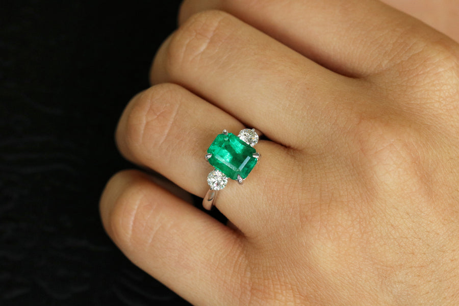 18K White Gold Emerald Diamond Ring