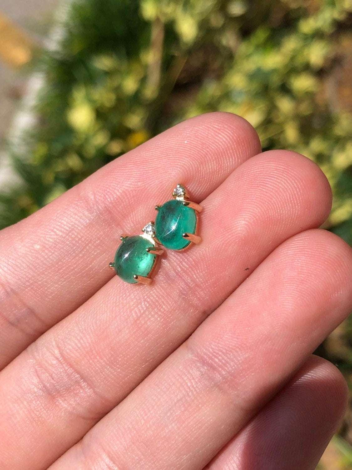 Single 18K Yellow outlet Gold Colombian Emerald Cabochon Earring 8mm